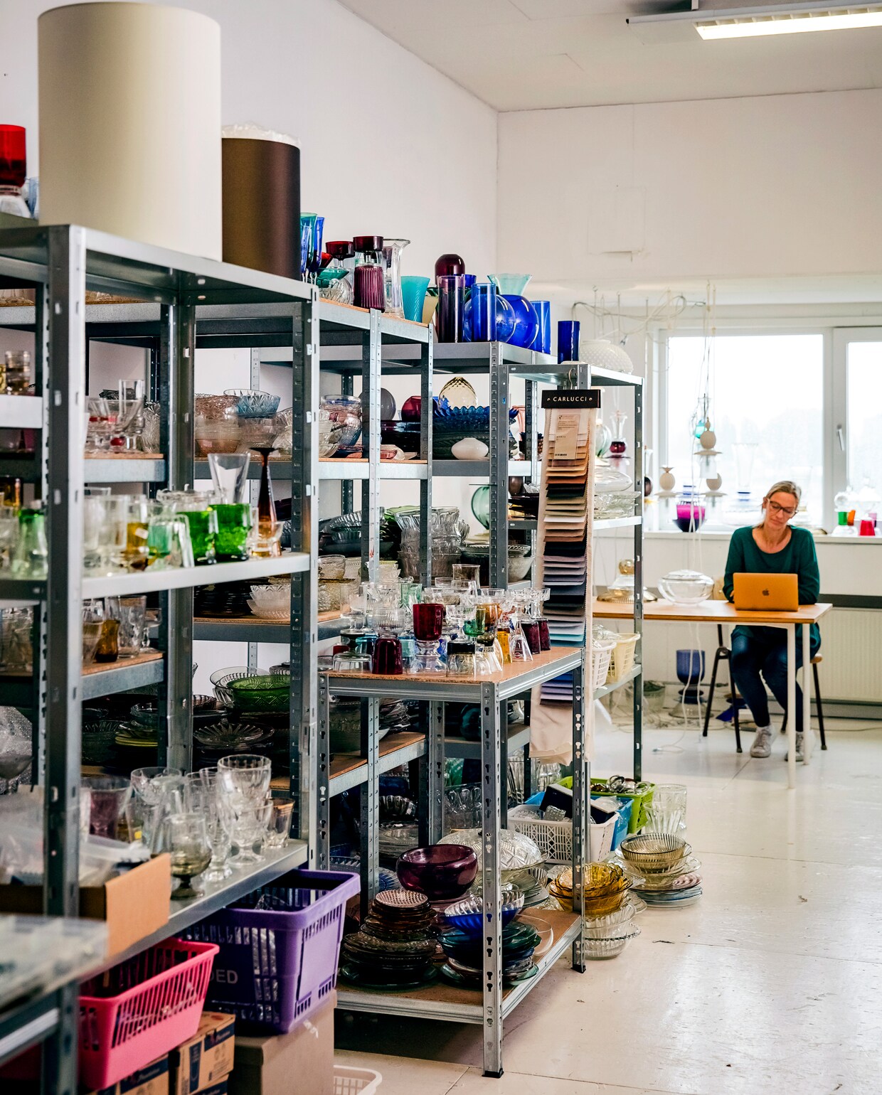 Roos verkoopt het meeste glas via haar site en in het buitenland. ‘Mijn werk is sierlijk en barok, dus behoorlijk on-Nederlands. Wij zijn toch het land van Rietveld en Mondriaan.’