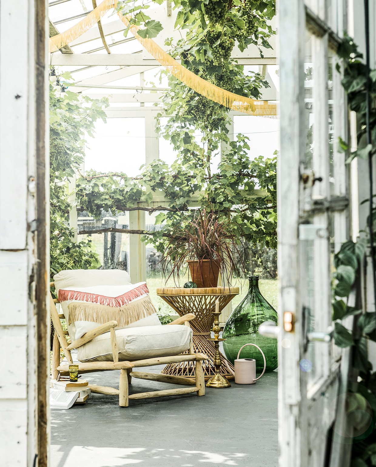 Franjeband geel en roze (aboeken.nl). Rotan bijzettafel (hkliving.nl). Kussen (ikea.nl). Groene vaas (old-basics.nl). Grote vintage koperen kandelaar , groen glas, groen glazen object (householdhardware.nl). Overig privébezit.