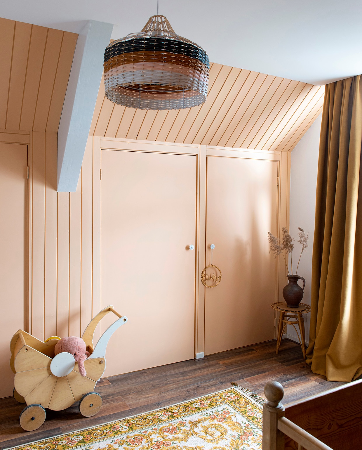 Poppenwagen Marktplaats, vloerkleed kringloopwinkel, hanglamp Kwantum. Houten krans met naam Mood Creation. Gordijnen Kwantum. Bijzettafel en vaas vintage vondsten. Vintage ledikant Oprechte Veiling Haarlem.