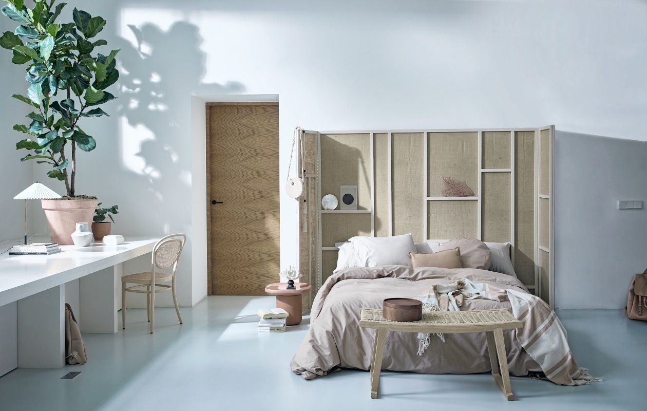 Headbord op maat gemaakt, prijs op aanvraag (com-anders.nl). Houten bank met gevlochten rieten zitting Cella, 100x52x45 cm (bxdxh) € 1675,- (edha-interieur.nl). Terracotta bijzettafel van Moooi, 61×28 cm (Øxh) € 843,- (homestede.nl). Thonet stoel 215R € 840,20 (misterdesign.nl). Houten ronde doos € 35,-, gestreepte plaid € 45,99, oranje kussenhoes 30×50 cm € 15,95 (zarahome.com). Katoenen dekbedovertrek in kleur Camel, 220×240 cm € 124,-, ronde kussenhoes Bigdot in kleur Camel € 29,95, ronde kussenvulling, 50×10 cm € 44,95, langwerpige linnen kussenhoes in kleur Stone Grey, 160×50 cm € 34,95, kussenvulling 160×50 cm € 114,95, kussensloop 60×70 cm € 14,95 (suite702.com). Leren rugtas (sukha.nl). Tafellamp Mati van Hay, Ø 38 cm € 215,-, vaas Connor van Bloomingville € 49,90 (vtwonen.nl). Overig privébezit.