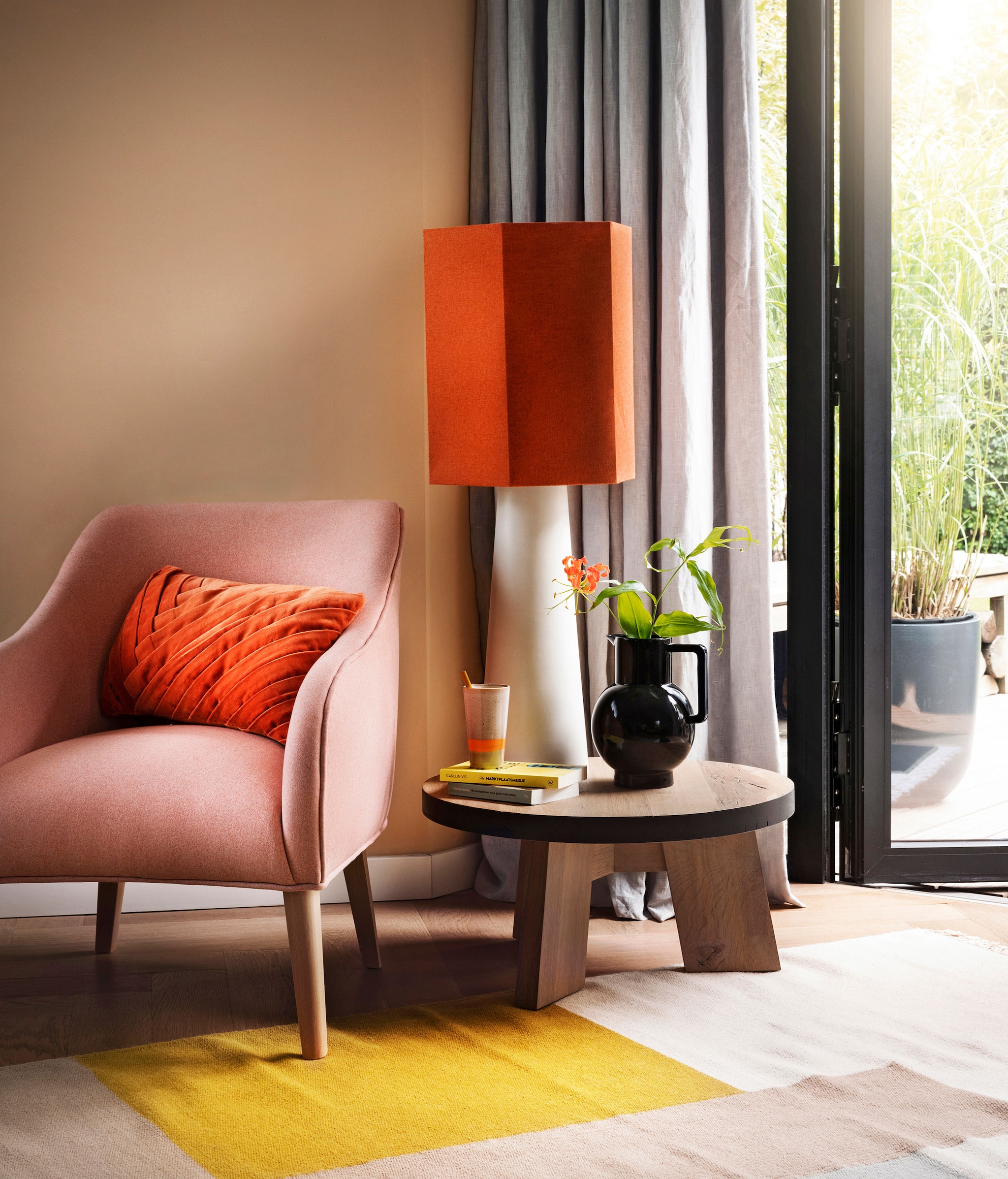 Fauteuil Bobly van Kave Home,,  65x75x80 cm € 337,-, vloerkleed Squares van Ferm Living, 140×200 cm € 239,- (vtwonen.nl). Fluwelen kussen Lineas € 15,- (loods5.nl). Salontafel Wess € 349,- (hetkabinet.nl). Kan € 19,95 (hm.com). Lampenvoet van keramiek Cone € 169,-, jute lampenkap Hexagon € 54,95, koffiemok Seventies € 29,95 per 4,  (hkliving.nl). Overig privébezit.