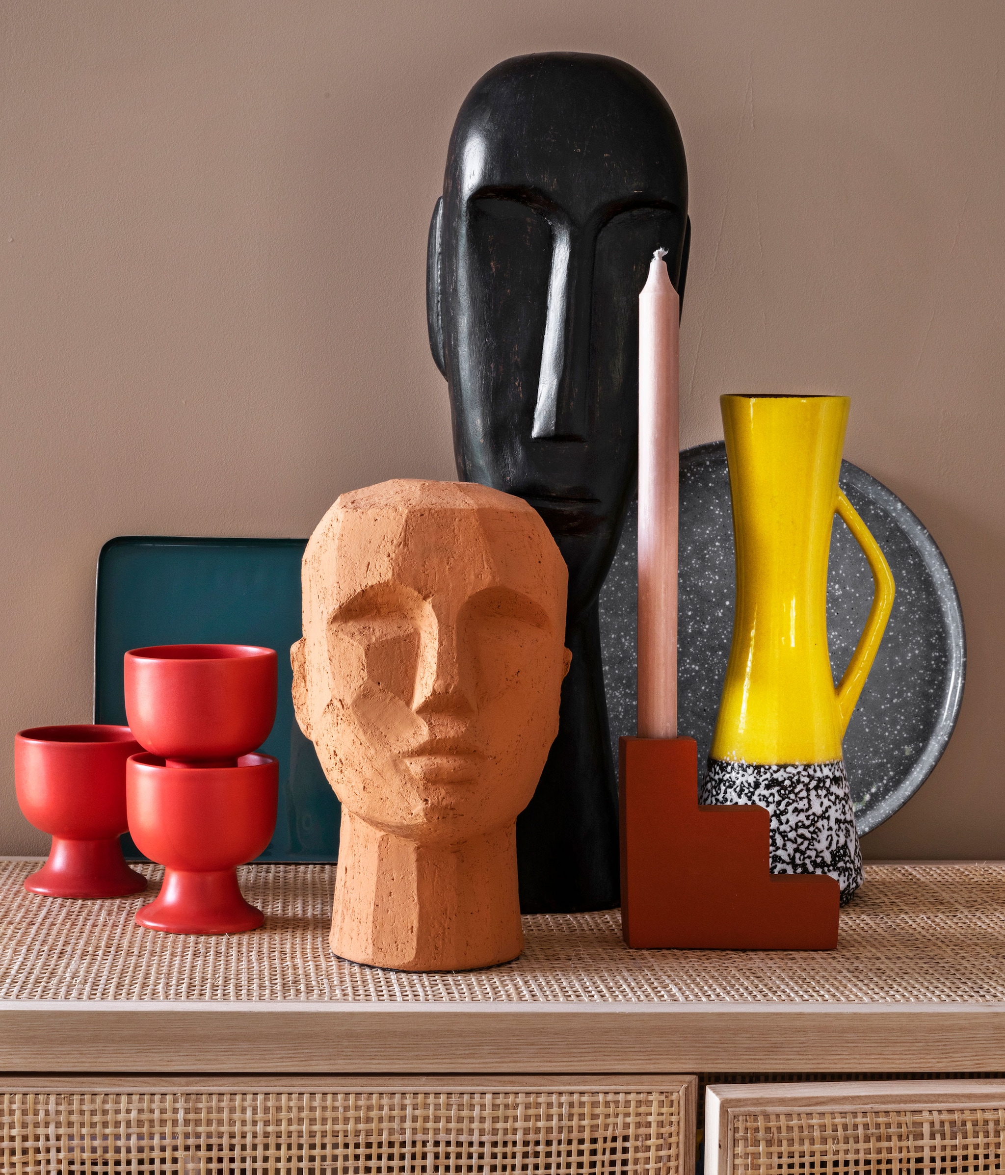 Zwart object Headman van BePureHome, 17x13x52 cm (bxdxh) € 49,-, vierkant dienblad van &amp;k Amsterdam € 28,95 (vtwonen.nl). Terracotta hoofd, 18x15x22 cm (bxdxh) € 32,95, kandelaar Concrete Stairs € 17,50 (hetkabinet.nl). Kopjes Kyoto, per stuk € 3,75 (hkliving.nl). Bord € 10,- (loods5.nl). Overig privébezit.
