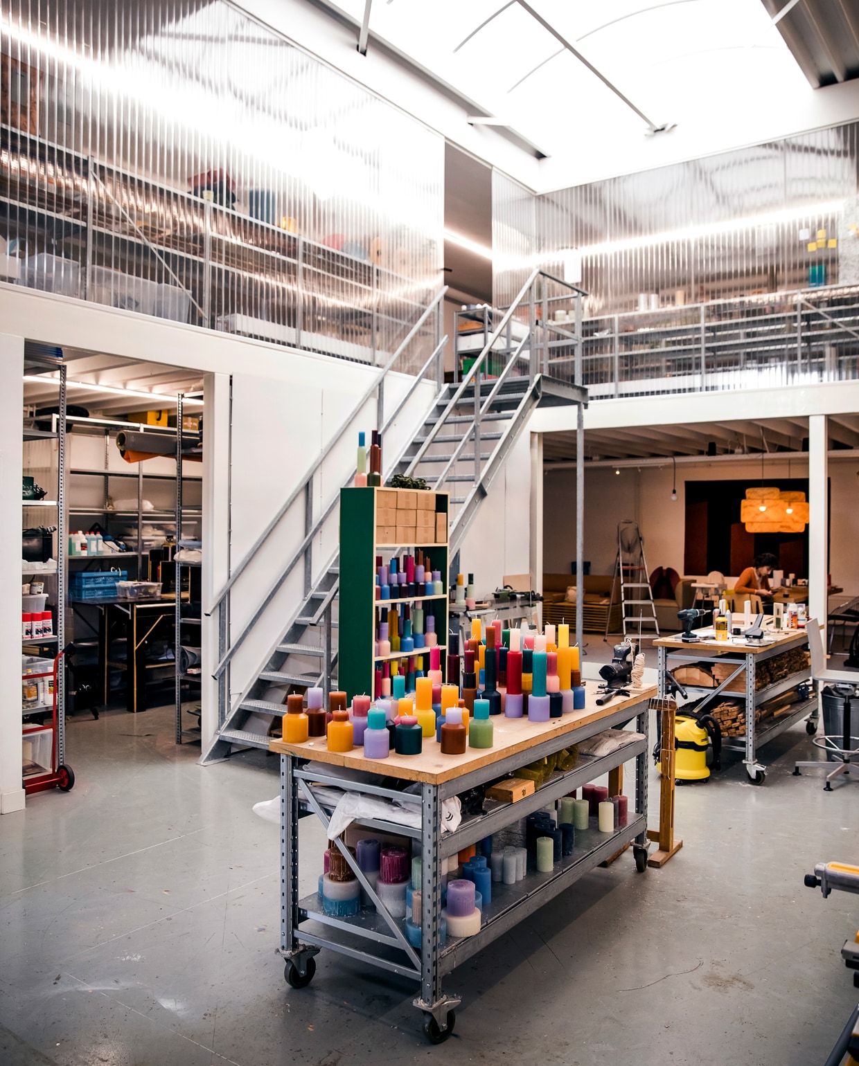 ‘Ik haal veel inspiratie uit de bouwmarkt, uit spullen die een ander koud laten. Mensen denken vaak dat inspiratie komt aanwaaien, maar voor mij is het keihard werken. Op de Design Academy in Eindhoven leer je kijken, en dat is wat ik de héle dag doe. Observeren en analyseren. En dus niet: ik ga uit het raam staren en dan komt de inspiratie wel vanzelf.’