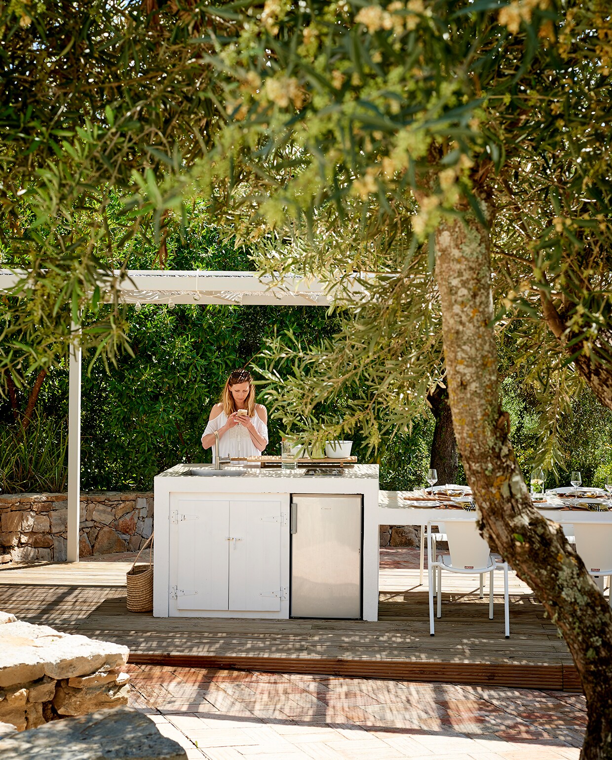 Hij stond hoog op de wishlist van Marie: een grote buitenkeuken. Dit nieuwe exemplaar, gemaakt van gepolijst beton, is kookeiland en eettafel in één. De keuken is luxe, maar niet extravagant – helemaal in de stijl van het huis. Slim: het dak van bamboematten laat precies genoeg licht door, maar voorkomt dat je zwetend achter je bord zit. Bevestig ze simpelweg aan een pergolaconstructie. Ook mooi in zwart of in naturelkleur.