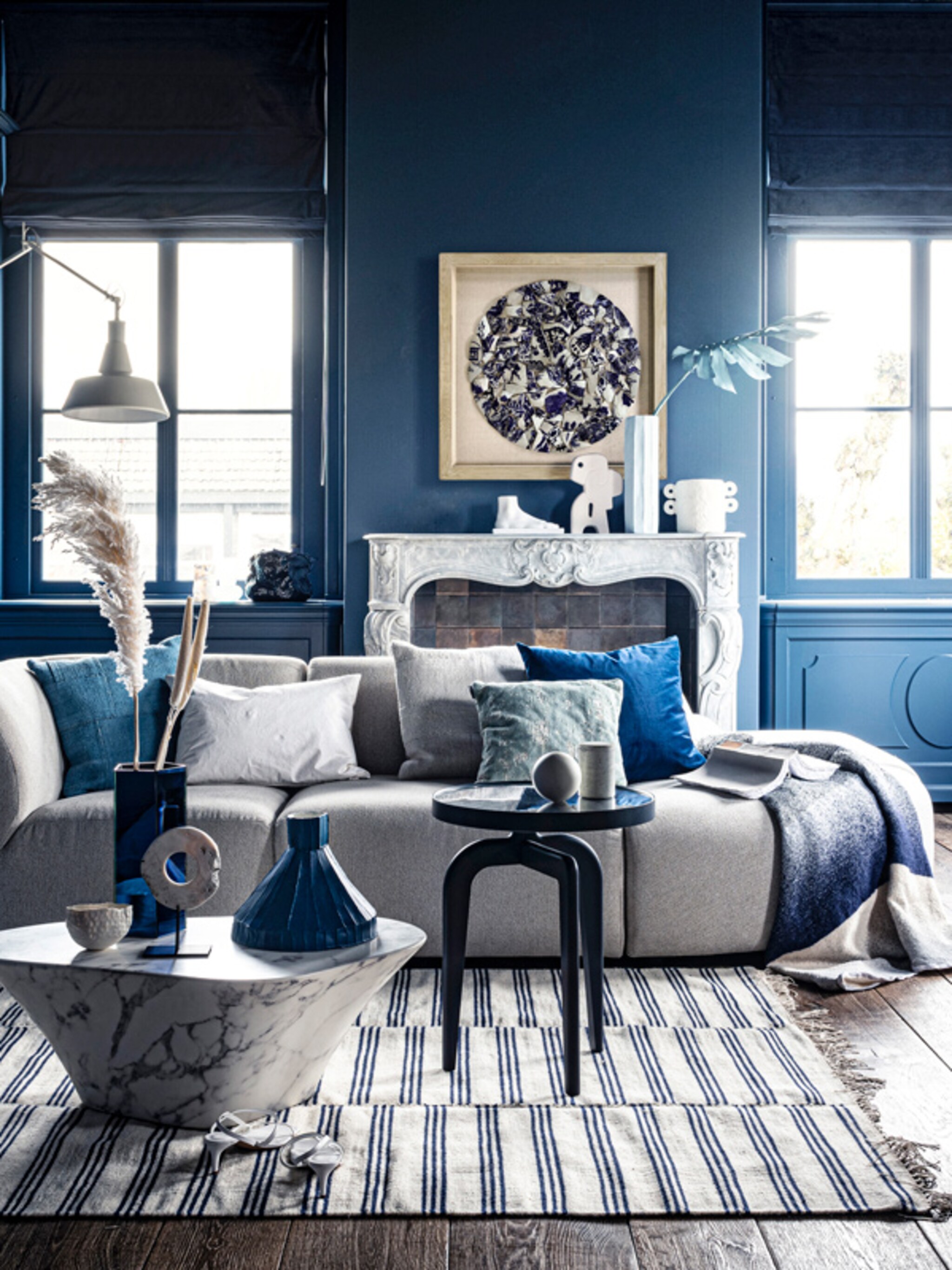 warm en relaxed stylen met blauw in de woonkamer
