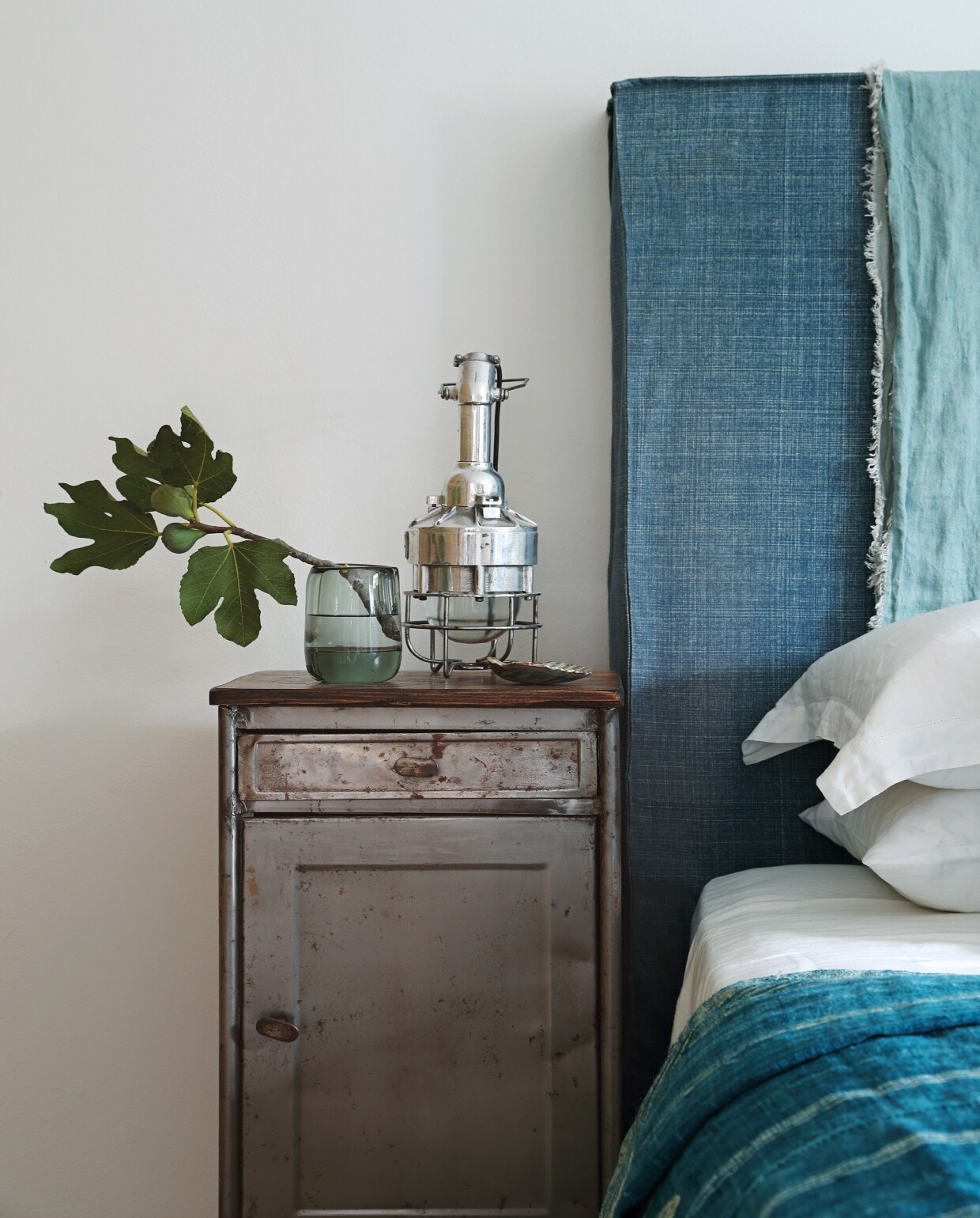 Vintage metalen nachtkastjes van de Parijse vlooienmarkt Clignancourt. Turkooizen bedsprei Hubert Zandberg Interiors, kussens bekleed met stoffen van Fermoie.