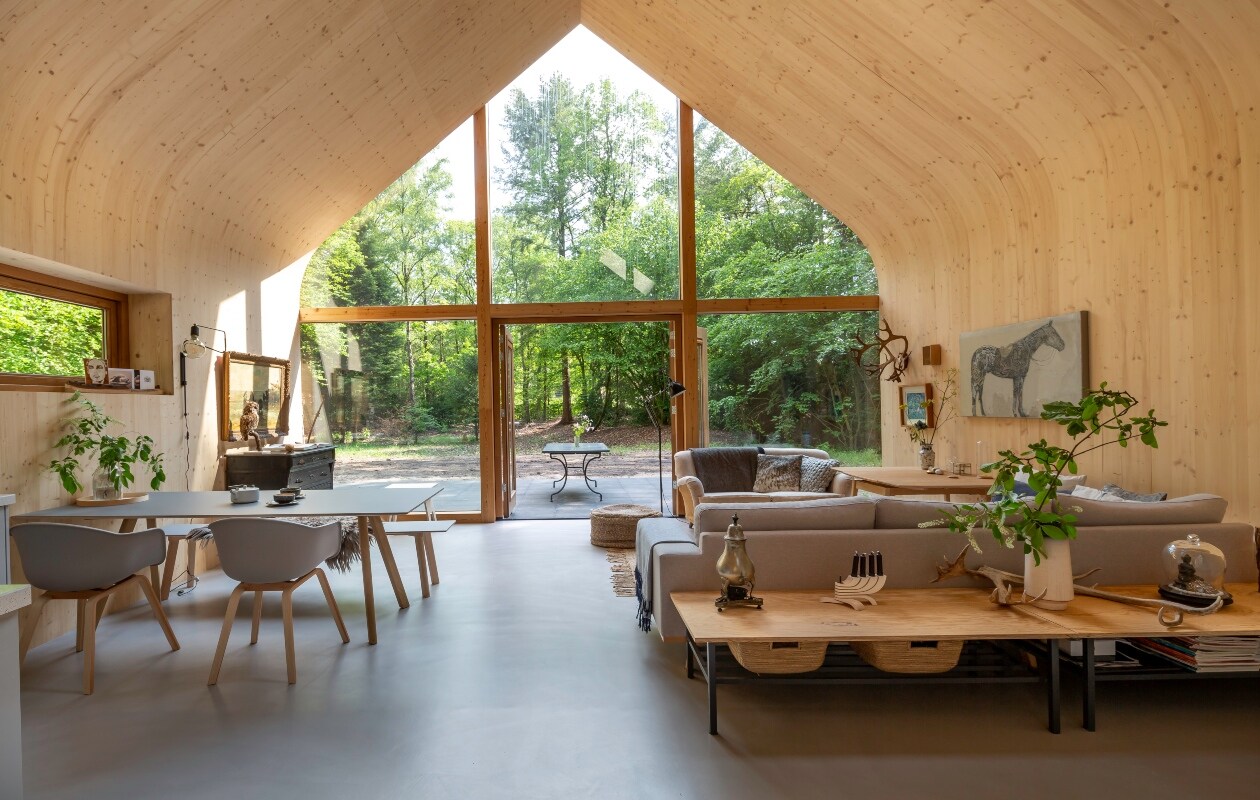 Tafel en eetbank Hay, stoelenCebu, theepot en servies HKliving.Wandlamp House Doctor, vloerlampZuiver. Tafel met opbergruimtezelfgemaakt, theekan erfstuk,kandelaar Design House Stockholm.Vloer Beton Ciré. Voorste zitbankTorino van whkmp’s Own, achterstebank van rommelmarkt, zelf bekleed.Vloerkleed Tell Me More. Geweigekocht in Zweden.