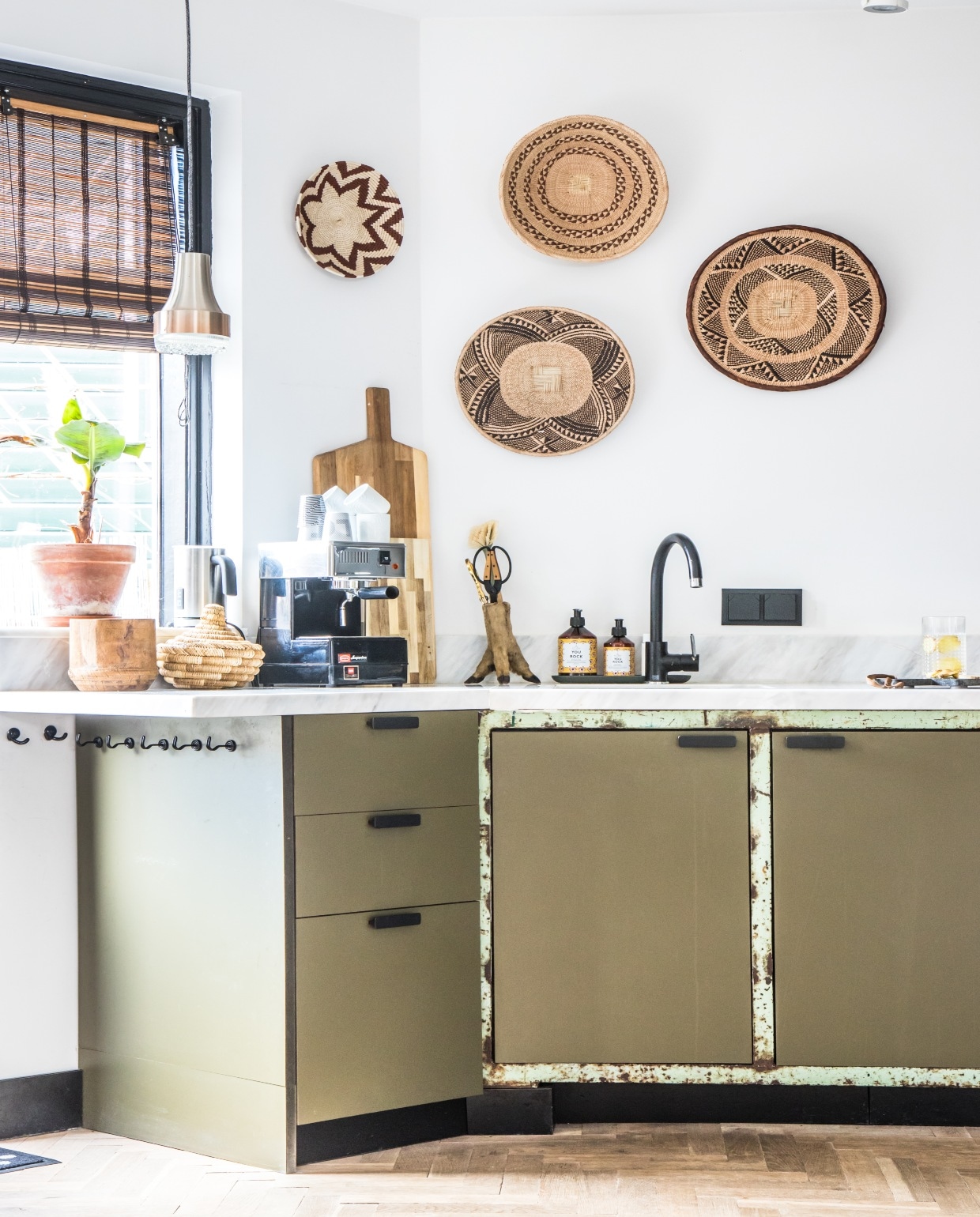 Keuken gemaakt vanoude werkbank. Apparatuuren kraan Keukenloods.Keukenfronten Keyser Craft.Stalen grepen Ikea.Marmeren keukenbladBig Stone. Vitrinekast enkeukenrek Karwei. Mandengroothandel. Hanglampvintage. PlafondspotsKarwei.