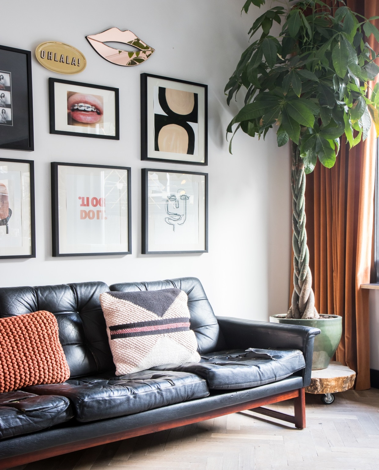 Bank Leolux. Tafel Container Table van Marcel Wanders voor Moooi. Witte draadstoel vintage. Overige stoelen Light &amp; Living. Plafondlamp Raak Amsterdam. Kunst aan de muur Kate Moss gekocht in een galerie in Parijs, Kat Klerks en zelfgemaakt. Herkomst kussens onbekend.