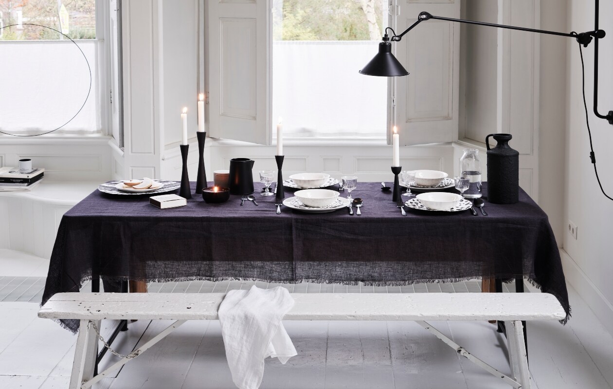 Linnen tafelkleed 150×250 cm € 79,95,papier-maché bord 35×2,5 cm (Øxh) € 16,95,porseleinen bord uit basisservies, vanaf€ 2,95 (Ø 12-35,5), metalen kandelaar25,5 cm € 19,95, metalen kandelaar 30 cm€ 22,95, metalen beker met kaars 11×5,5cm (Øxh) € 14,95, metalen kan 9×15 cm(Øxh) € 14,95, metalen kandelaar 20 cm€ 14,95, porseleinen kom uit basisservies,Ø 12,5 cm € 3,95, papier-maché bord20×2 cm (Øxh) € 12,95, metalen kandelaar16 cm € 14,95, papier-maché kan 12,5×31,5cm (Øxh) € 24,95, linnen theedoek 60×60 cm€ 12,95. Overig privébezit.
