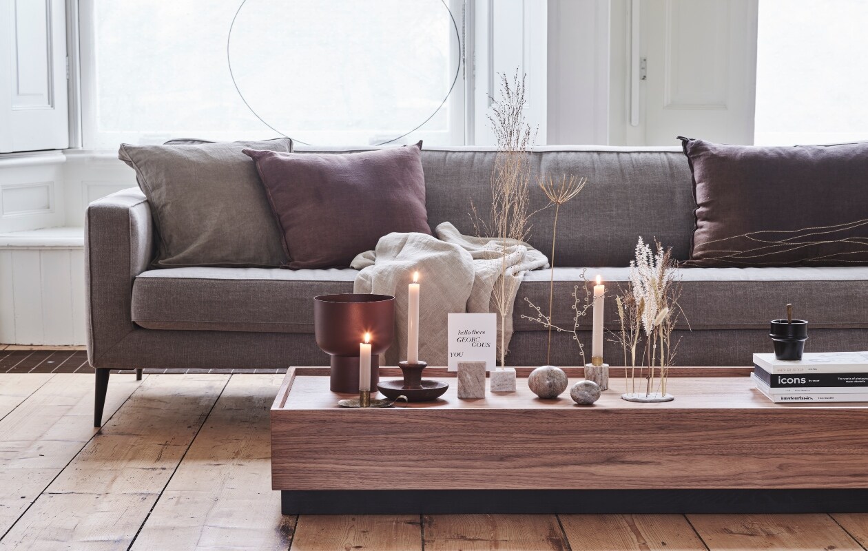 Corduroy kussen 50×50 cm € 34,95, corduroy kussen 30×50 € 24,95, metalen omkeerbare vaas 17,5×20 cm (Øxh) € 24,95, bruine kandelaar 16×12 cm (Øxh) € 14,95, metalen twijg en bloem, diverse maten vanaf € 5,95.