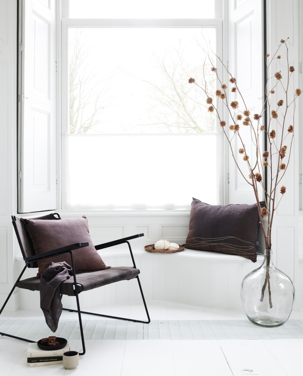 Linnen kussen 50×50 cm € 39,95, acaciahoutendienblad 38×3 cm (Øxh) € 39,95, linnen kussen metgouden stiksels, 50×70 cm € 44,95, glazen bolvaas36x51cm (Øxh) € 69,95. Overig privébezit.