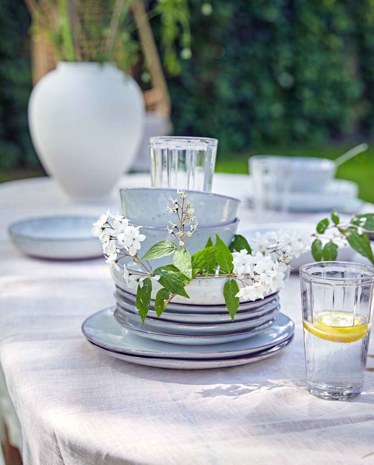 Serviesgoed Nordic Sand van BrosteCopenhagen, 12-delige dinner box€ 133,15, schaal Nordic Sand vanBroste Copenhagen, Ø 22,5 cm € 19,99,longdrinkglas Surface van Serax, per 4€ 22,90, linnen tafelkleed Gracie vanBroste Copenhagen, 160×300 cm€ 154,95 (vtwonen.nl).