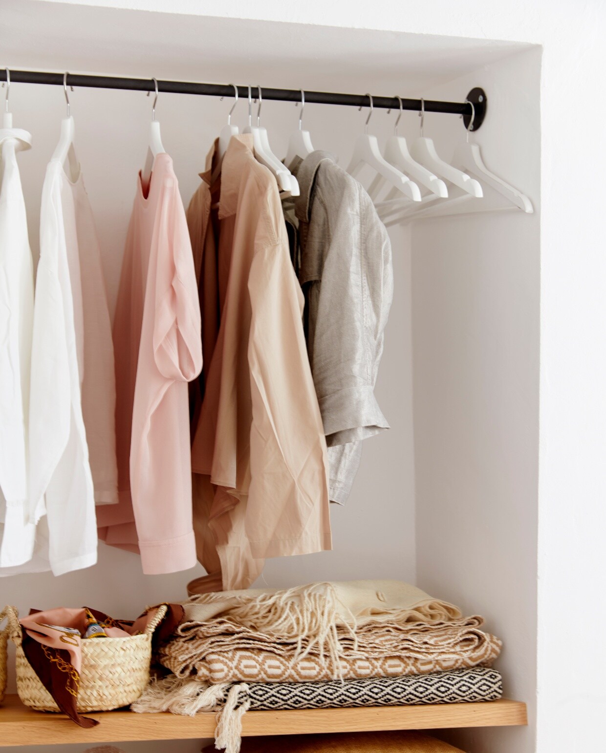 Alle kamers zijn minimalistisch ingericht. Kasten zijn nauwelijks aanwezig, kleding hangt aan simpele metalen stangen. Die zijn ook gebruikt als gordijnroede. Lamp Loulé Design Lab.