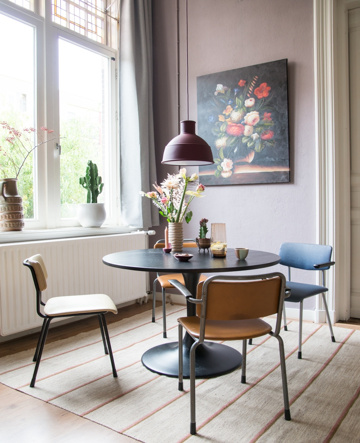 Tafel Woood, hanglamp Muuto, vloerkleed Brita Sweden, stoelen Marktplaats, bloemenschilderij Pols Potten.