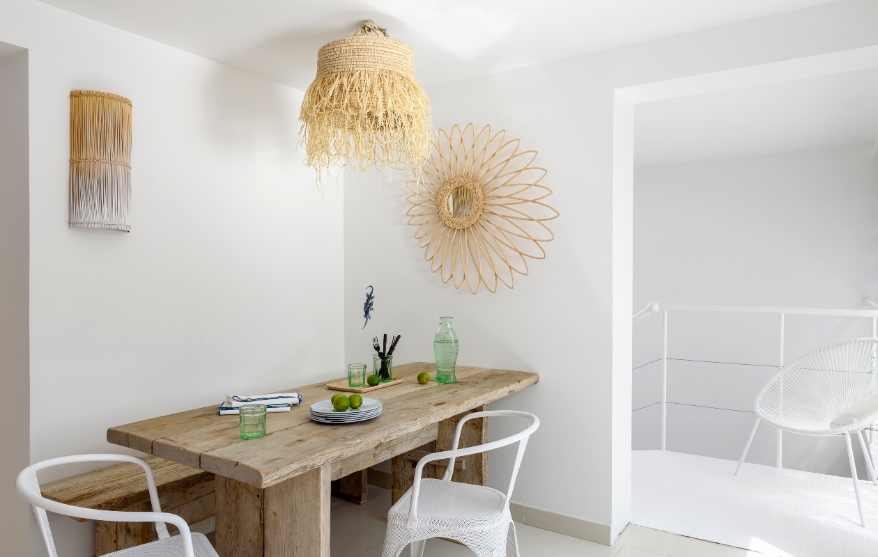 De tafel is gemaakt van reclaimed wood, een verzamelnaam voor hout afkomstig uitoude schuren, vloeren en stallen.Dat levert prachtige, kloeke planken op en is bovendien duurzaam. Rond de tafel staat een mix van stoelen van Tolix en Thonet.