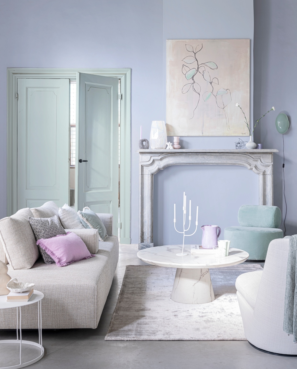 Verf op wand First Wisteria van Designers Guild, muurverf per liter € 42,-, (woonwinkeltklooster.nl). Lakverf op deur Vleugje Tijm, per liter vanaf € 38,50 (flexa.nl). Schilderij Blaadjes, 120×150 cm € 1500,- (maartjevandennoort.nl). Beeld met stippen/kandelaar € 201,95, kunstwerk € 374,95, beeld torso € 182,95 (theodeto.com). Parelmoeren vaas € 86,50, glazen vaas met witte bloemen € 14,25 (polspotten.nl). Lila glazen vaas € 10,90, (loods5.nl). Glazen wandlamp € 1475,- (hellemardahl.com). Bank € 2726,-, witte fauteuil € 1724,- (kasstoor.nl). Groen kussen met witte rand € 17,95 (loods5.nl). Wit linnen kussen € 49,95 (astridjeulink.nl). Kussen met bloemprint € 9,61 (sostrenegrene.com). Salontafel in marmerlook € 929,- (polspotten.nl). Keramieken vaasje € 79,- (fleurmonde.com). Draadstalen kandelaar € 99,99 (kwilleminhuis.nl). Kan € 39,95 (anna-nina.nl). Vaasje € 75,- (hayonlinewinkel.com). Groene fluwelen fauteuil € 759,- (fest.amsterdam). Vloerkleed Eberson Mink van Designers Guild, 160×260 cm € 1892,- (wva.nl). Bijzettafel van draadstaal € 219,99 (kwilleminhuis.nl). Keramieken schaal € 25,- (mardecor.net). Overig privébezit.