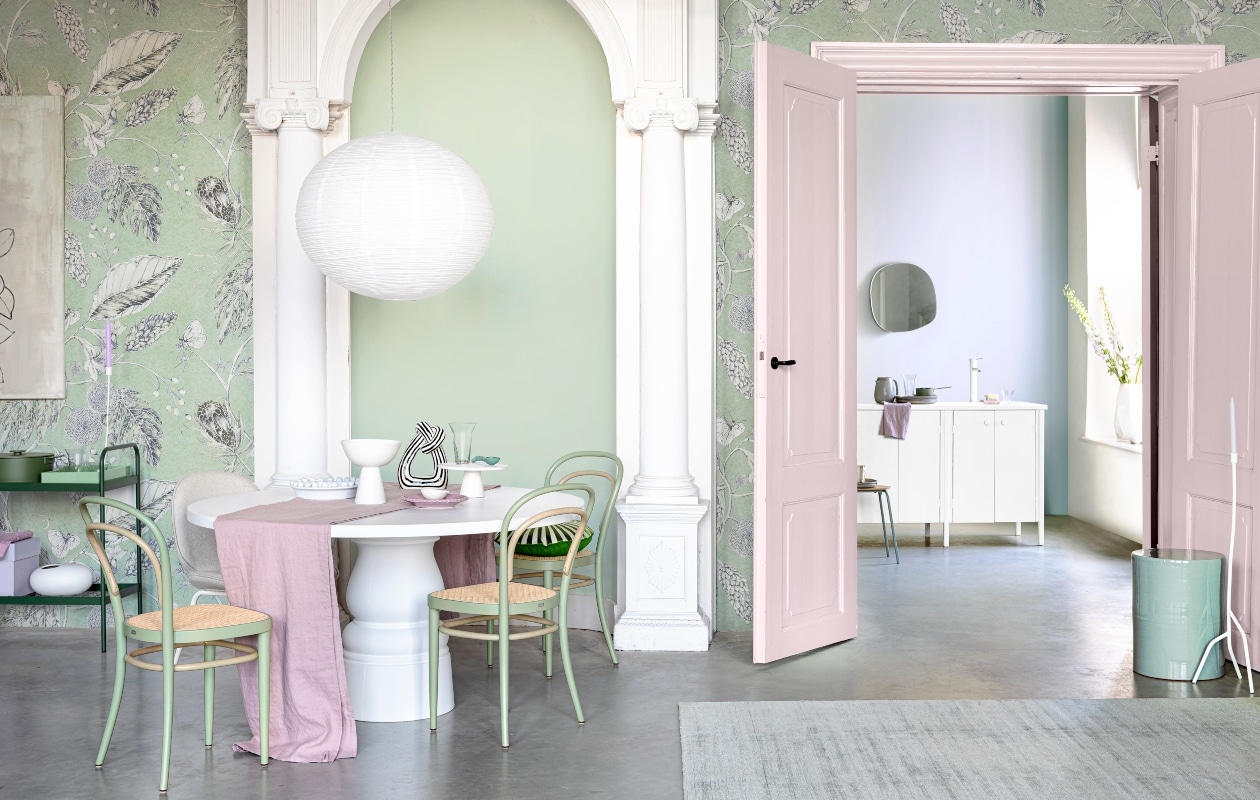 Behang met botanische print Amborella van Harlequin, per rol € 84,- (stylelibrary.com). Muurverf Spring Mist, op achterwand First Wisteria, beide Designers Guild, per liter € 42,- (woonwinkeltklooster.nl). Op deur houtlak in kleur Sweet Bianca, Perfect Finish Mat, 1,25 liter € 43,50 (histor.nl). Gepoedercoate stalen trolley van Serax € 226,25, gietijzeren pan van Serax € 179,95, glazen van Serax, klein per 4 € 47,80, groot per 4 € 55,80 (vtwonen.nl). Dienblad € 45,- (bungalow.dk). Doos, set van 4 € 49,- (hayonlinewinkel.com). Eettafel Container, 72×140 cm (hxØ) € 2059,42 (moooi.com). Zachtgroene stoelen, per stuk € 756,- (kasstoor.nl). Kussen € 95,- (bungalow.dk). Gebroken wit gestoffeerde stoel €125,- (loods5.nl). Kandelaar € 49,99, vloerkandelaar € 109,99 (kwilleminhuis.nl). Witte ovale vaas € 16,95 (loods5.nl). Tafelkleed Soft € 114,-, linnen theedoek Soft € 22,-, aanrechtdoekje Soft € 10,- (bolia.com). Keramieken schaal met bolletjes € 45,-, schaal op voet € 39,95, keramieken etagère € 13,50 (stadspaviljoennoord.nl). Zwart-wit kunstobject € 432,95 (theodeto.com). Keramieken lila bord met schulprand € 29,50 (householdhardware.com). Kunstobject groene glazen lepel € 225,- (hellemardahl.com). Vloerkleed € 475,- (vloerkledenwinkel.nl). Keramieken kruk € 195,- (loods5.nl/design). Keuken, op maat gemaakt, prijs op aanvraag (com-anders.nl). Asymmetrische spiegel € 69,99 (hm.com). Kruk met houten blad € 16,48 (sostrenegrene.com). Vaas in vensterbank € 86,50 (polspotten.nl). Overig privébezit.