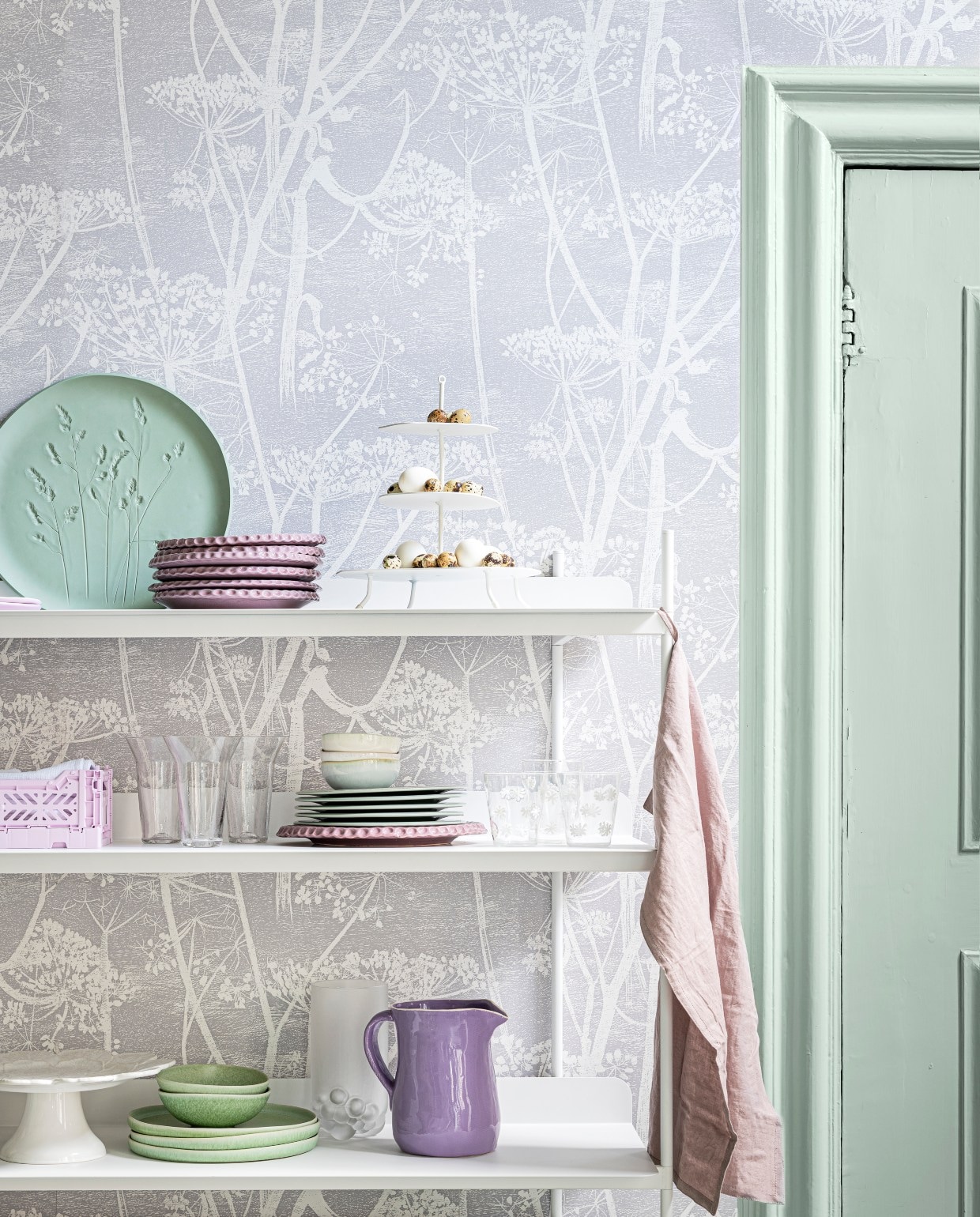 Behang Cow Parsley via Bart Brugman, rol van 10 m € 119,- (coleandson.nl). Verf op deur Salix 99 Intelligent Matt Emulsion, 1 liter € 52,- (littlegreene.nl). Kast € 1095,- (kasstoor.nl). Groen keramieken bord met bloemafdruk € 79,- (studioharmenelke.nl). Paarse handgemaakte borden met schulprand, klein per stuk € 18,-, groot per stuk € 29,50 (householdhardware.nl). Draadstalen etagère € 109,99 (kwilleminhuis.nl). Krat € 6,- (hayonlinewinkel.com). Glazen van Serax, per 4 € 55,80 (vtwonen.nl). Groene borden, per stuk € 9,- (stadspaviljoennoord.nl). Kommen, per stuk € 15,- (bungalow.dk). Glazen met witte bloemen, per stuk € 14,25 (polspotten.nl). Keramieken etagère € 59,- (mardecor.net). Groene borden, per stuk € 12,99, schaaltjes, per stuk € 7,99 (hm.com). Glazen vaas Bulk € 39,-, theedoek Soft, per 2 € 22,- (bolia.com). Kan € 39,95 (anna-nina.nl). Overig privébezit