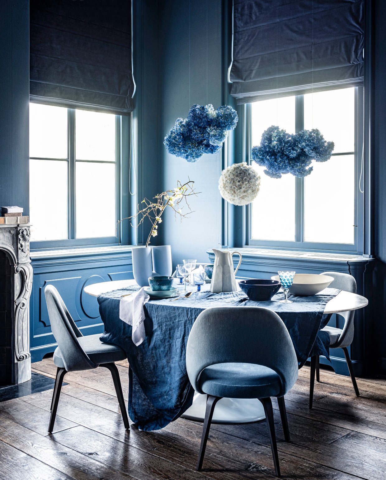 Bloemenpompons prijs op aanvraag(tuinvanjudith.wordpress.com). Veloursstoel vanaf € 1200,- (edha-interieur.nl).Marmeren eettafel, prijs op aanvraag,marmeren schouw Lodewijk XIV € 15.125,-,18e-eeuwse houten vloer, per m²€ 168,19 (pietjonker.nl). Tafelkleed145×250 cm € 39,99, servet per 2 € 9,99,transparant wijnglas € 7,99 (hm.com).Witte schaal, prijs op aanvraag, boekenop schouw € 12,- (badenbaden.nl).Blauwe schaal € 35,99, kan € 35,99(zarahome.com). Blauw glas met print,set van 6 € 129,- (polspotten.nl).Gordijnstof 295 cm breed, per meter€ 103,- (wva.nl). Onderbord vanLeonardo, Ø 27 cm € 12,95, bord vanLeonardo, Ø 23 cm € 9,95, kom vanLeonardo, Ø 15 cm € 9,95, goudenbestekset van Amefa, 24-delig € 57,95(vtwonen.nl). Vaas van Muuto € 179,-(homestede.nl). Blauw wijnglas € 8,95(loods5.nl). Takken en bloemen prijsop aanvraag (greenlifestylestore.nl).Overig privébezit.