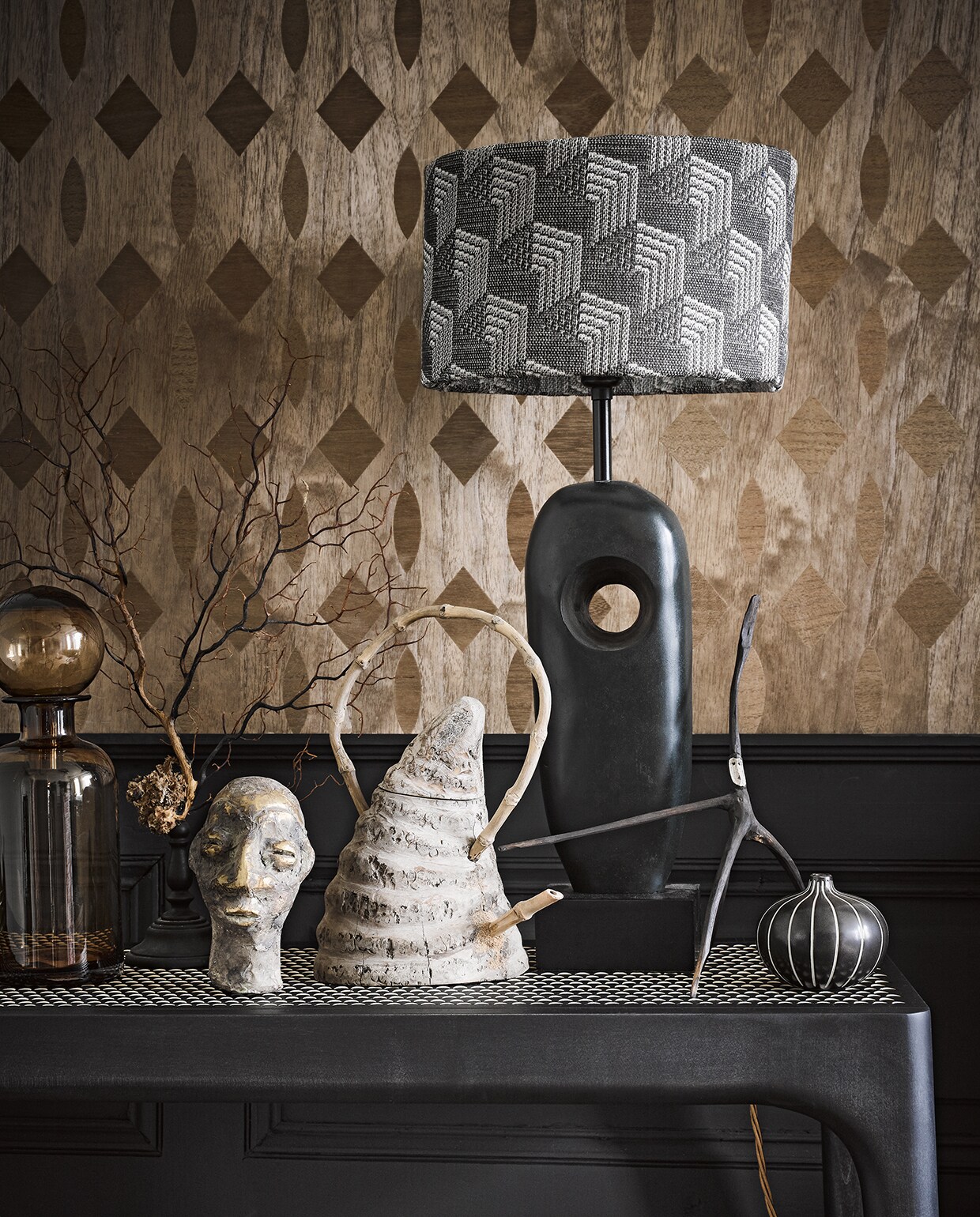 Fotobehang MRV-17 Diamond Webbing van Mr. &amp; Mrs. Vintage in kleur Mahogany, 48,7 cm breed (nlxl.eu). Kussens, van bovenaf: zeshoeken van Nobilis, lichtgrijze honingraat van Designers Guild, roosterdessin in het midden-, (wva.nl), zijde met Marokkaanse sterren van Le Monde Sauvage. Kussen met de beroemde ineenhakende zeshoeken van David Hicks (loods5.nl). Linnen met wybers (barbaraemmy.com).