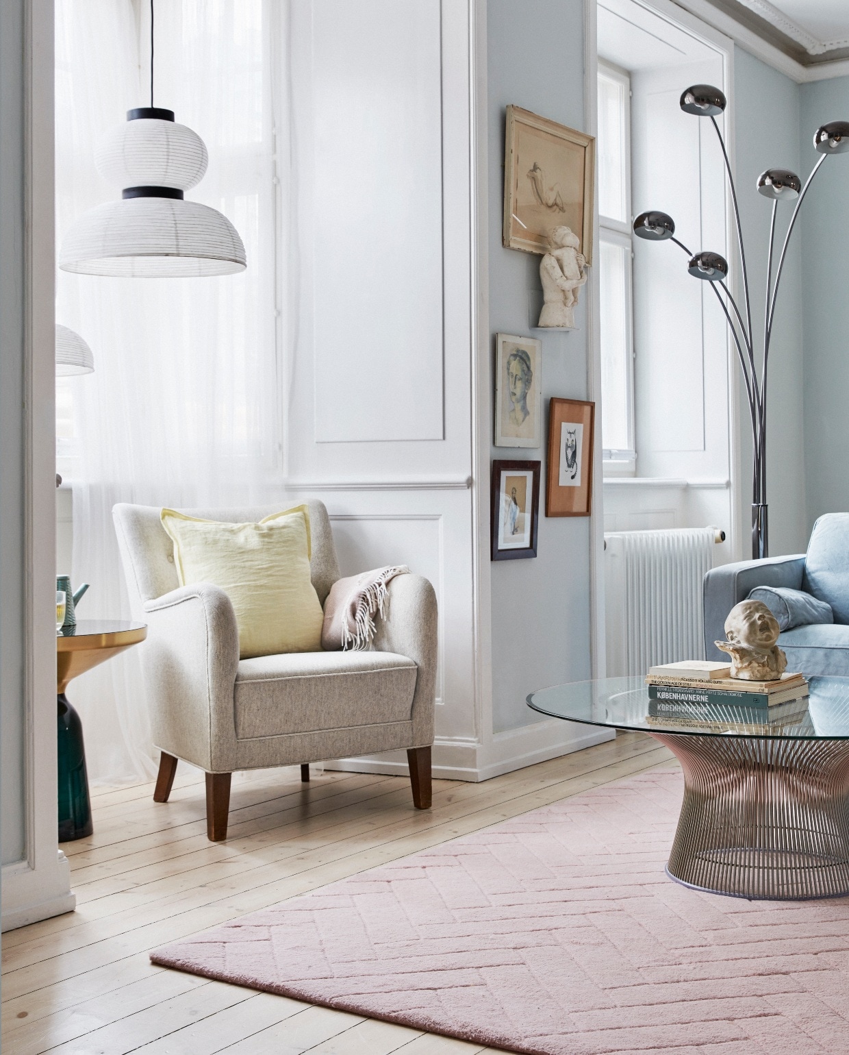 Fauteuil 1669 van Fritz Hansen, Formakami rijstpapier lamp &amp;Tradition. Bijzettafel Bell van Sebastian Herkner, salontafel van Warren Platner gekocht bij Paustian.