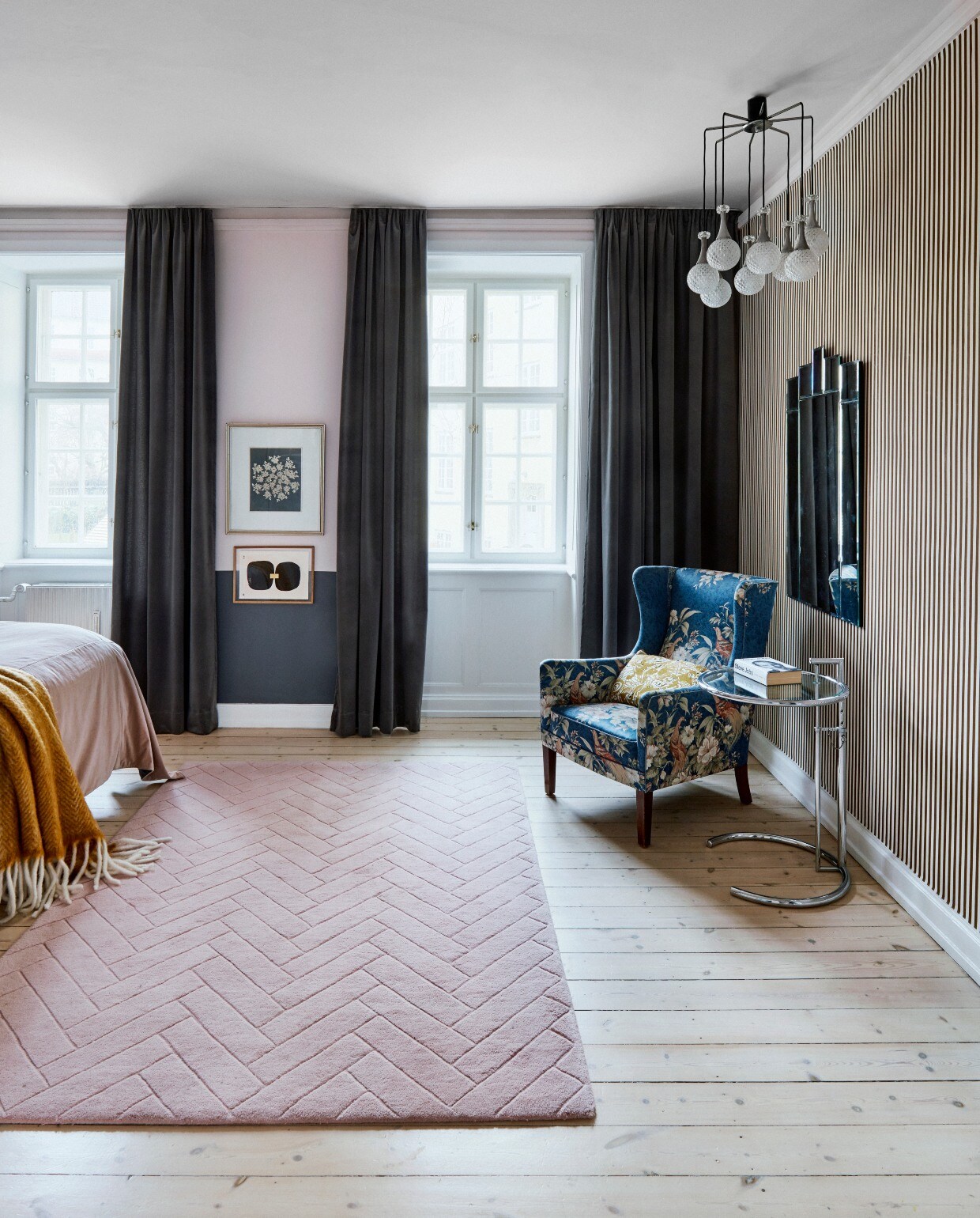 De stoel uit de jaren 50 is bekleed met cretonne uit dezelfde periode. Het kussen is gemaakt van een oud shirt. Behang Ferm Living. Lamp gevonden op Instagram.