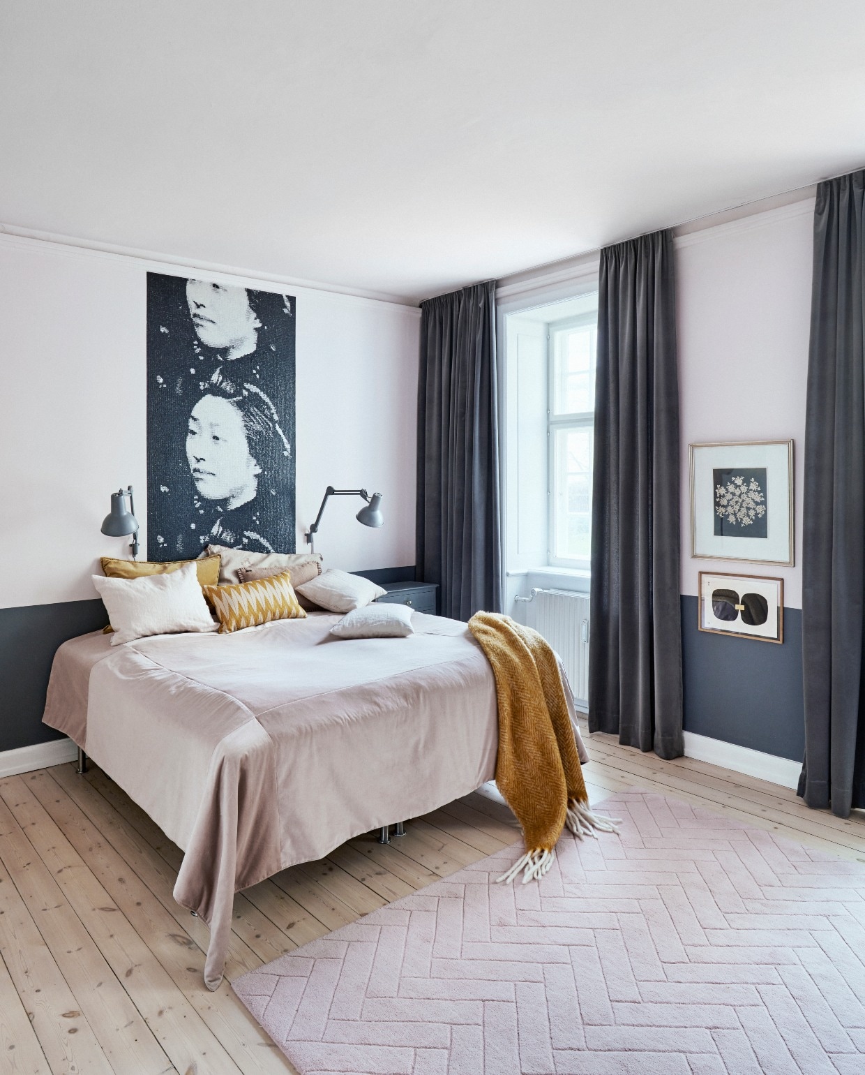 Fluwelen gordijnen, sprei Au Maison. Vloerkleed Base 212.