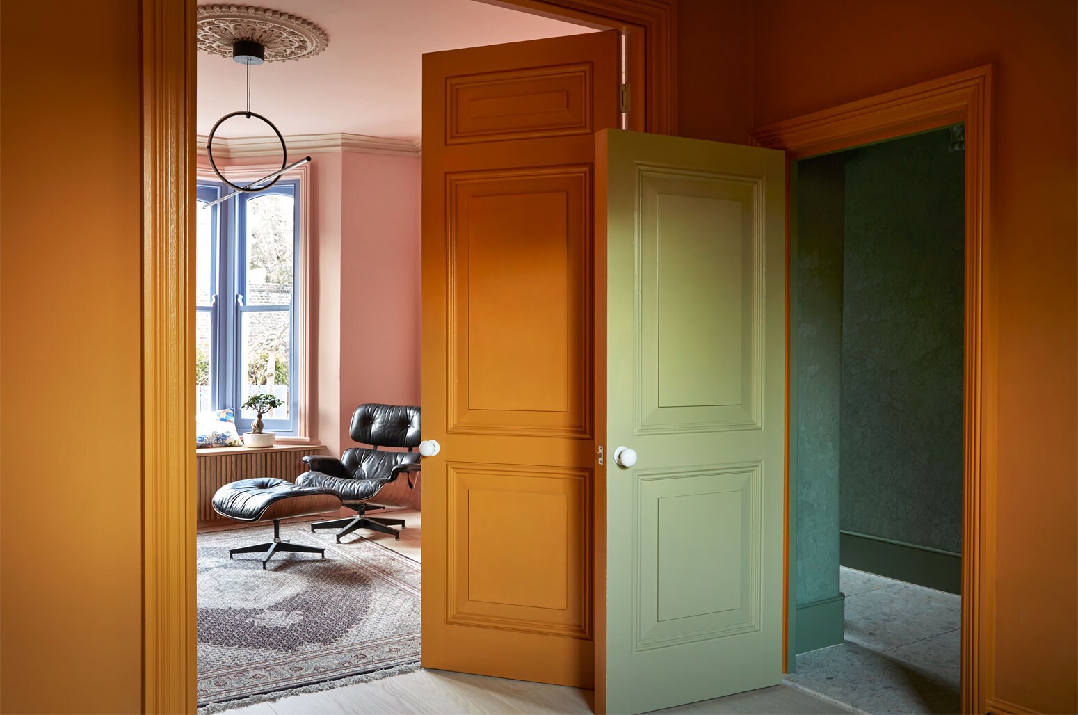 Muren en plafond Classico krijtverf Old Ocre. Houten deur rechts Traditional Paint lakverf Old Ocre. Houten deur links Traditional Paint lakverf Soft Greek.