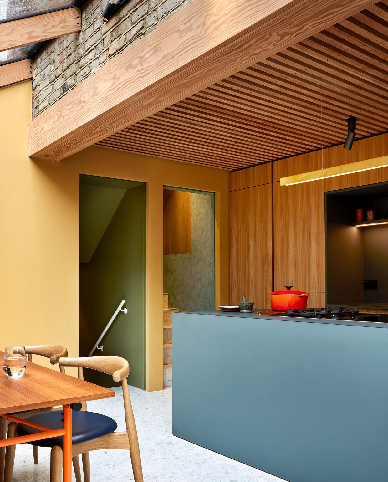 Muren Classico krijtverf Hop. Muur naast de trap naar beneden afwasbare verf Licetto Olive Drab, trapleuning Traditional Paint lakverf Poetic Blue. Muren naast de trap naar boven muurverf Marrakech Walls Green Room.