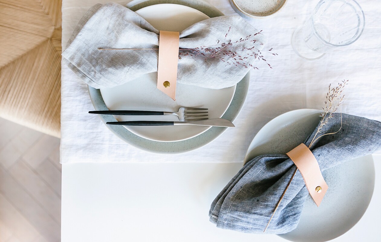 Linnen servetten misty grey € 11,50 (). Keramieken onderbord Rana € 9,95, keramieken ontbijtbord Rana € 8,95 (). Vork Goa € 11,05, mes Goa € 16,05 (). Glas Surface € 11,50 ().