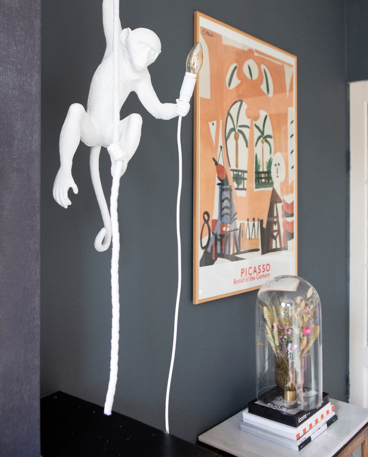 Lamp Monkey van Seletti, Picasso-print via Etsy. Het vitrinekastje is een erfstuk van Fleurs oma. Stolp Loods 5. Muurverf IG KH M -111 Karwei.