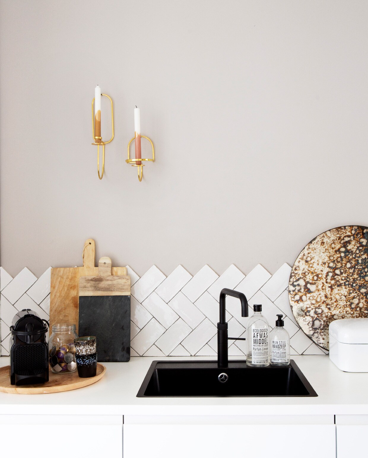 Keuken Ikea. Muurkandelaars Hay, kaarsen , Noa May, spiegelend dienblad Yaya, broodtrommel rommelmarkt. Tegels via Tegels in huis. Beige verf IG M-080 Karwei.