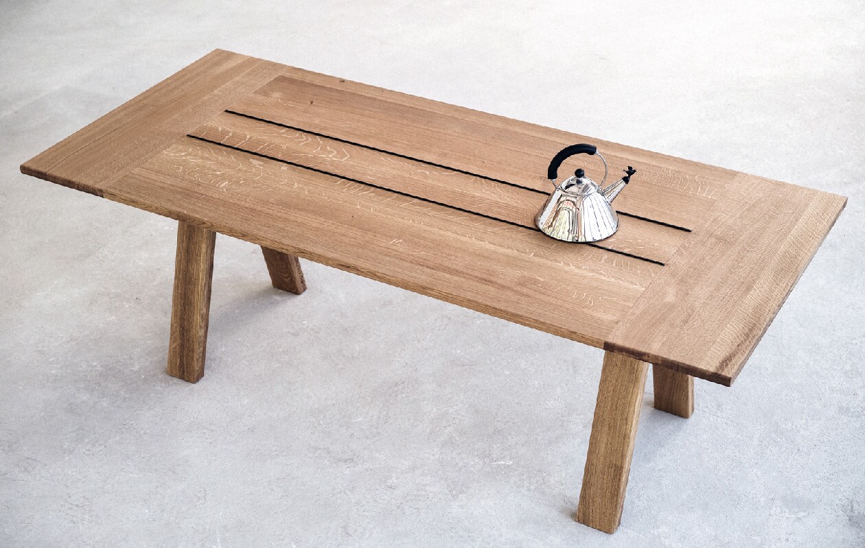 Tafel met ingebouwde onderzetter van Timothée Concaret en Nicolas Mérigout | Fotografie Julien Douvier