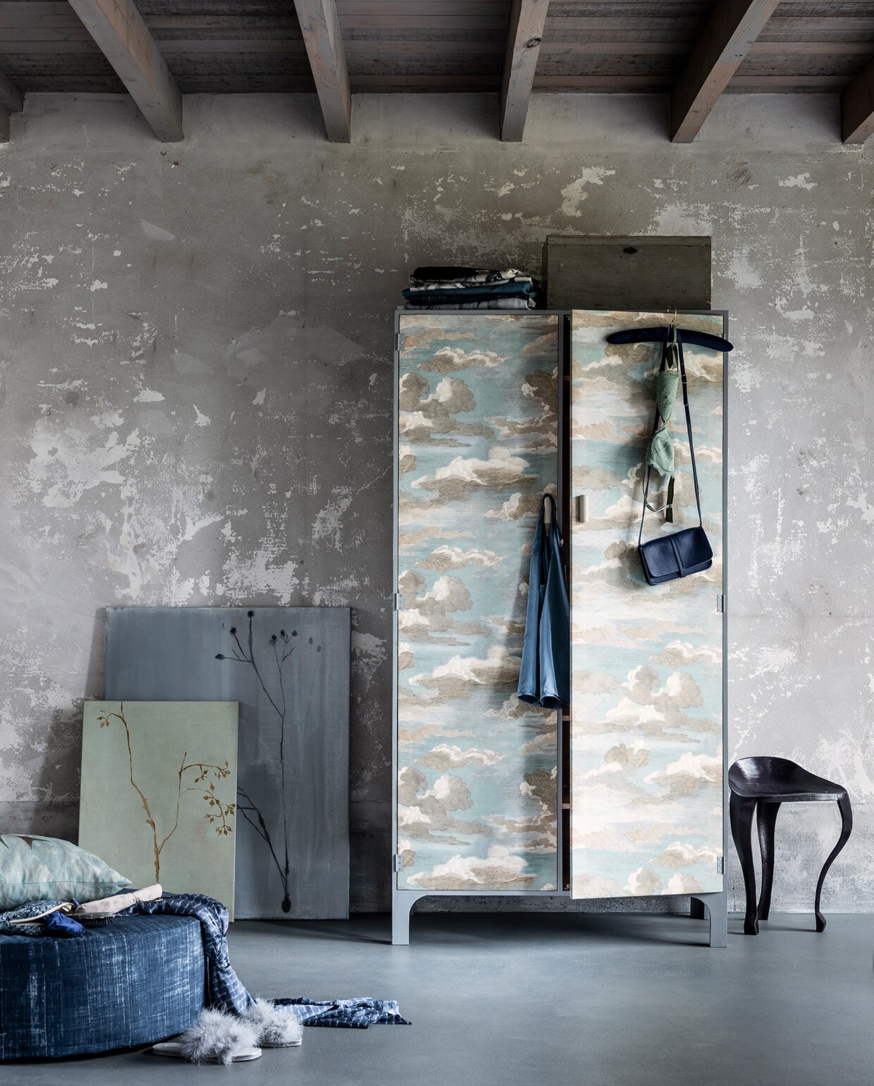 Kast, 170 x 90 cm (hxb), (com-anders.nl). Verf in kleur Manor House Gray (farrow-ball.com). Kussen van stof Chimney swallows sky blue van Designers Guild x John Derian (wva.nl). Schilderijen, (maartjevandennoort.nl). Poef bekleed met stof Niek (kwantum.nl). Blauw leren tasje (klevering.nl). Zwarte driepootkruk (maisonnl.com). Overige privébezit.