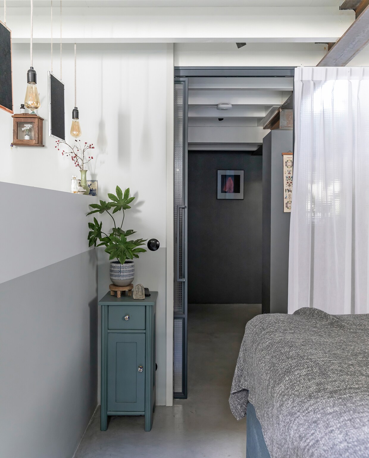 Doorkijkje van de wasruimte naar de slaapkamer met kastenwand. Kastdeuren Burbri Antiek. Spiegel Ikea. Vloerloper uit Philips familie.