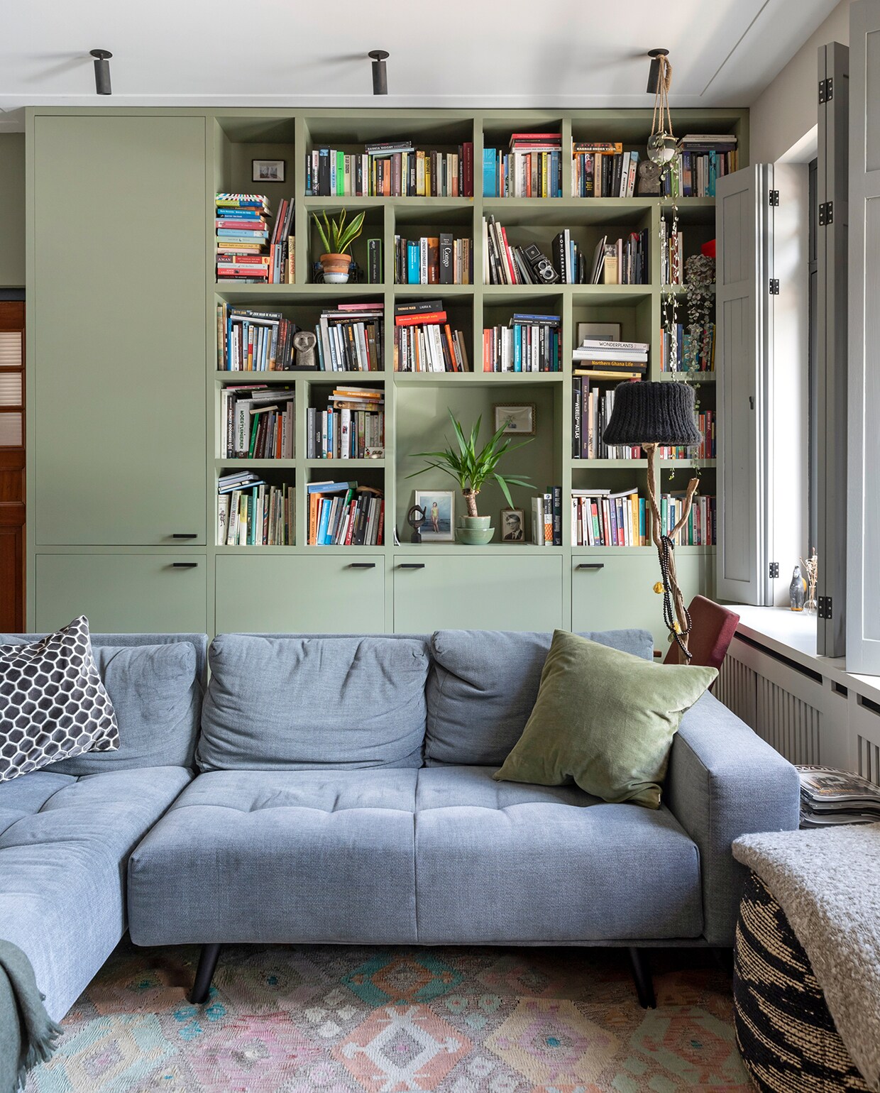 De vakkenkast is een ontwerp van Philip en werd uitgevoerd door de gepensioneerde timmermannen Jan en Rob. Verfkleur kast Lichen (19) van Farrow &amp; Ball. Bank Loods 5.