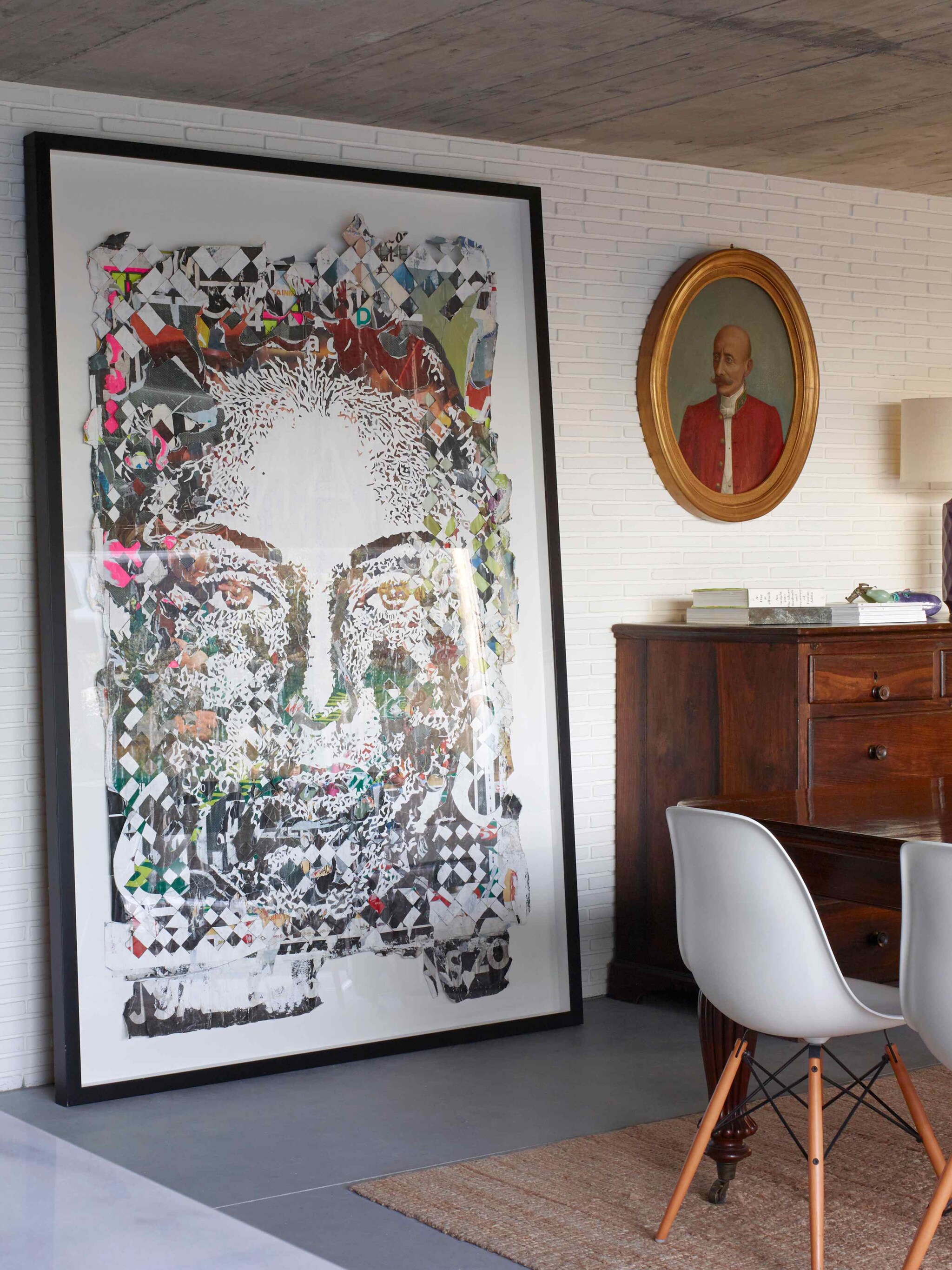 Tegen de muur een groot kunstwerk van de Portugese kunstenaar Vhils. In de gang: tafel Raw Materials. Lamp Areastore. Lantaarns House Doctor.