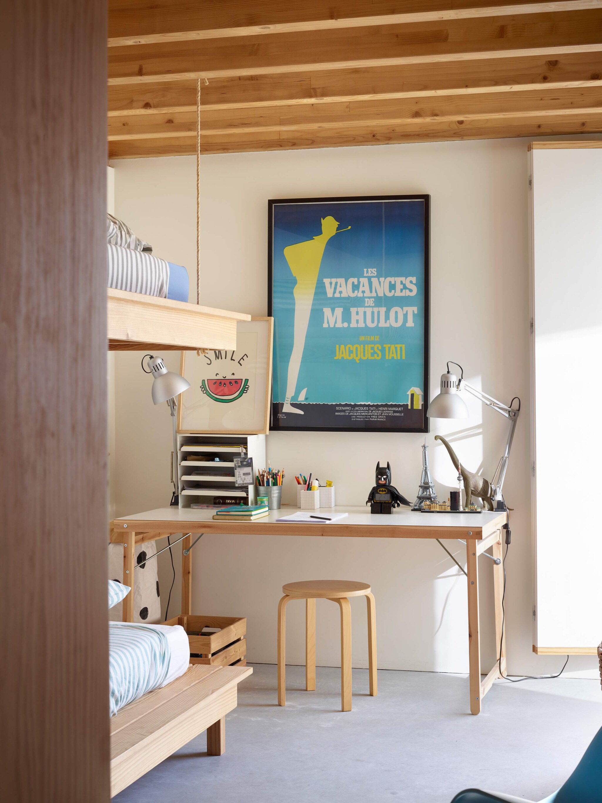 Het stapelbed op de kamer van Guilherme is maatwerk. Tafel, lampen en kruk Ikea.