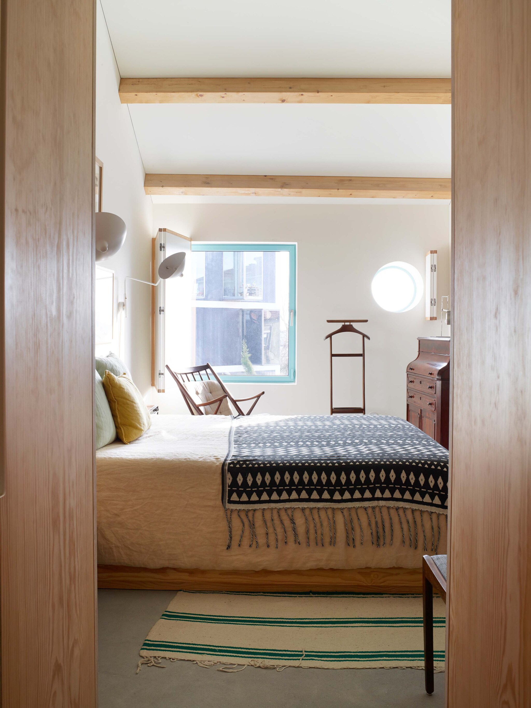 Het bed is ontworpen door Marta. Sprei en kleed H&amp;M Home. Kussens Moopi Design. Kledingstandaard uit het huis van Césars oma.