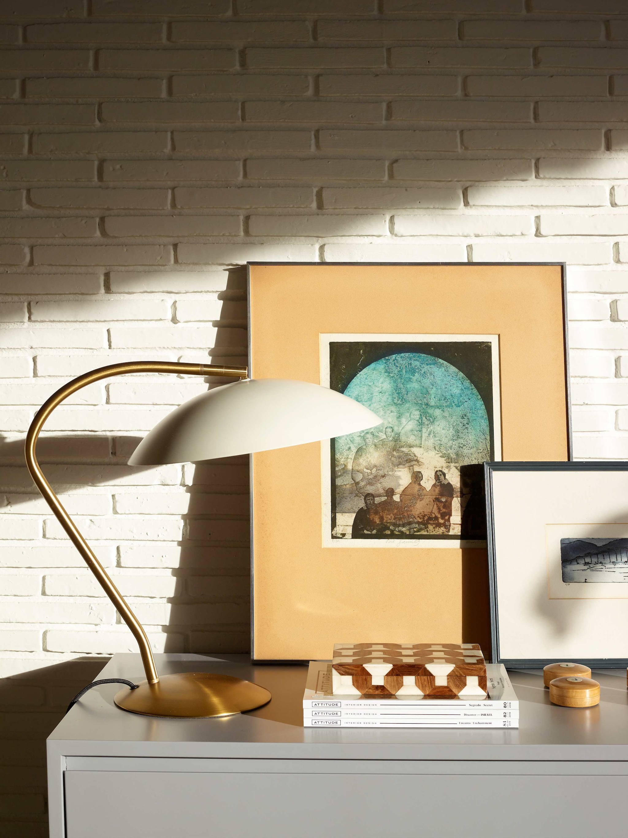 Het houten tafeltje is een ontwerp van Marta. Doos Zara Home. Zebra aan de , muur H&amp;M Home. Geel ingelijst kunstwerk The Red Wolf. Lamp Serge Mouille.