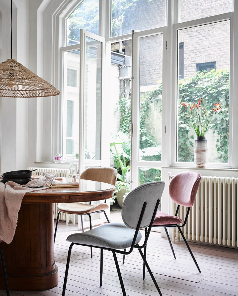 Beeld: HKliving | Hanglamp Triangle van handgeweven wicker, 80x80x29 cm (bxdxh) € 295,- ,  (hkliving.nl). Eetkamerstoel Velvet van HKliving met metalen poten met velvet bekleding, Old Pink, Sand en Cool Grey, 48×62,5×85,5 cm (dxbxh) €165,- (vtwonen.nl). Overig privébezit.