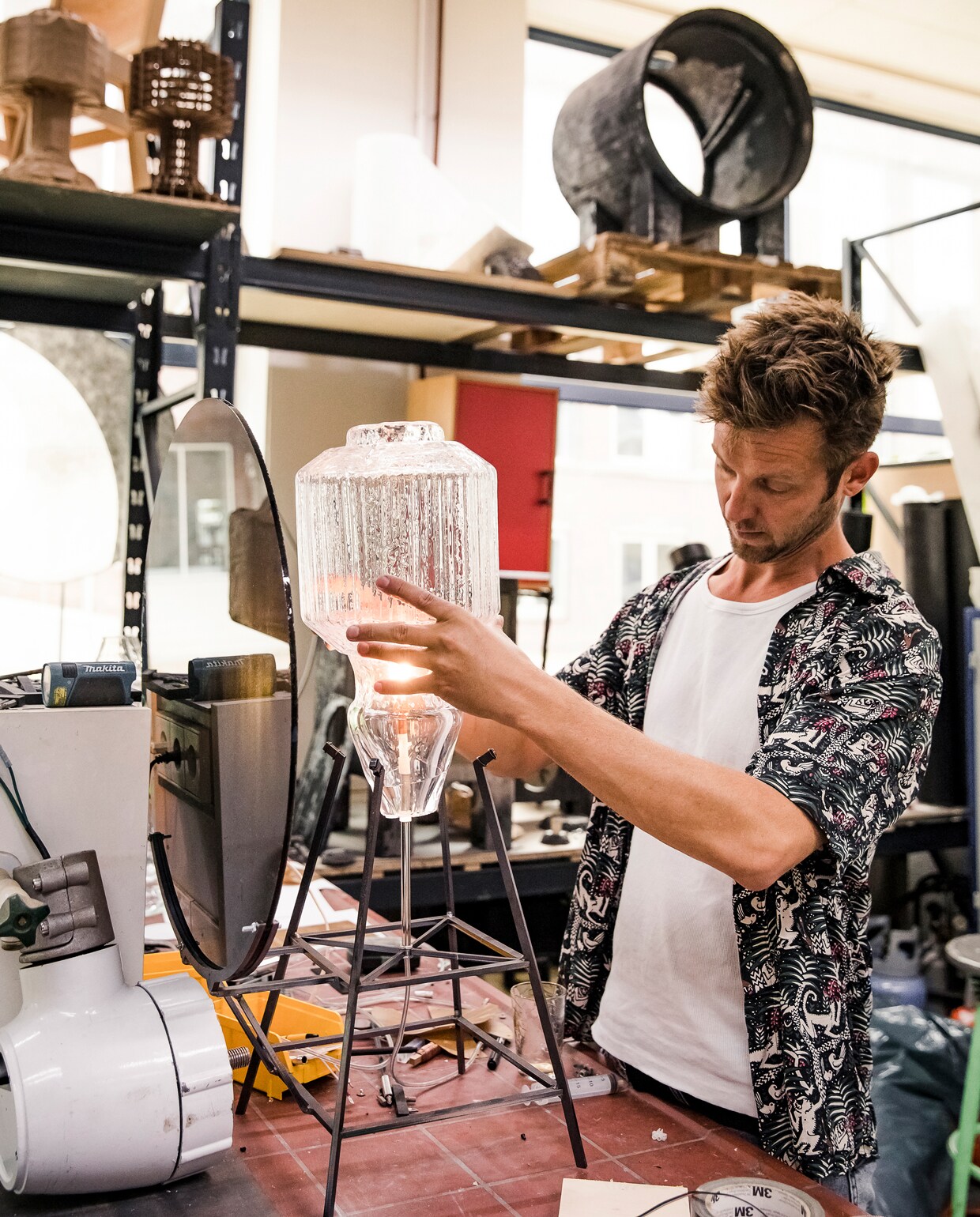 ‘Ik werk altijd aan meerdere projecten tegelijk. Zo ben ik bezig voor de boardroom van Capital C in de oude diamantbeurs in Amsterdam. Een vergadertafel, stoelen en kasten gemaakt van Marmoleum van Forbo en gietijzeren verbindingsstukken. Voor Cor Unum experimenteer ik met keramiek gegoten in piepschuim. Dat moeten krukjes en bijzettafels worden.’