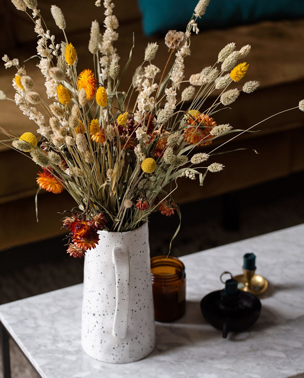 Gedroogde bloemen via woonwinkel in Den Bosch, zwarte kandelaar Hema, messing kandelaar vintage.