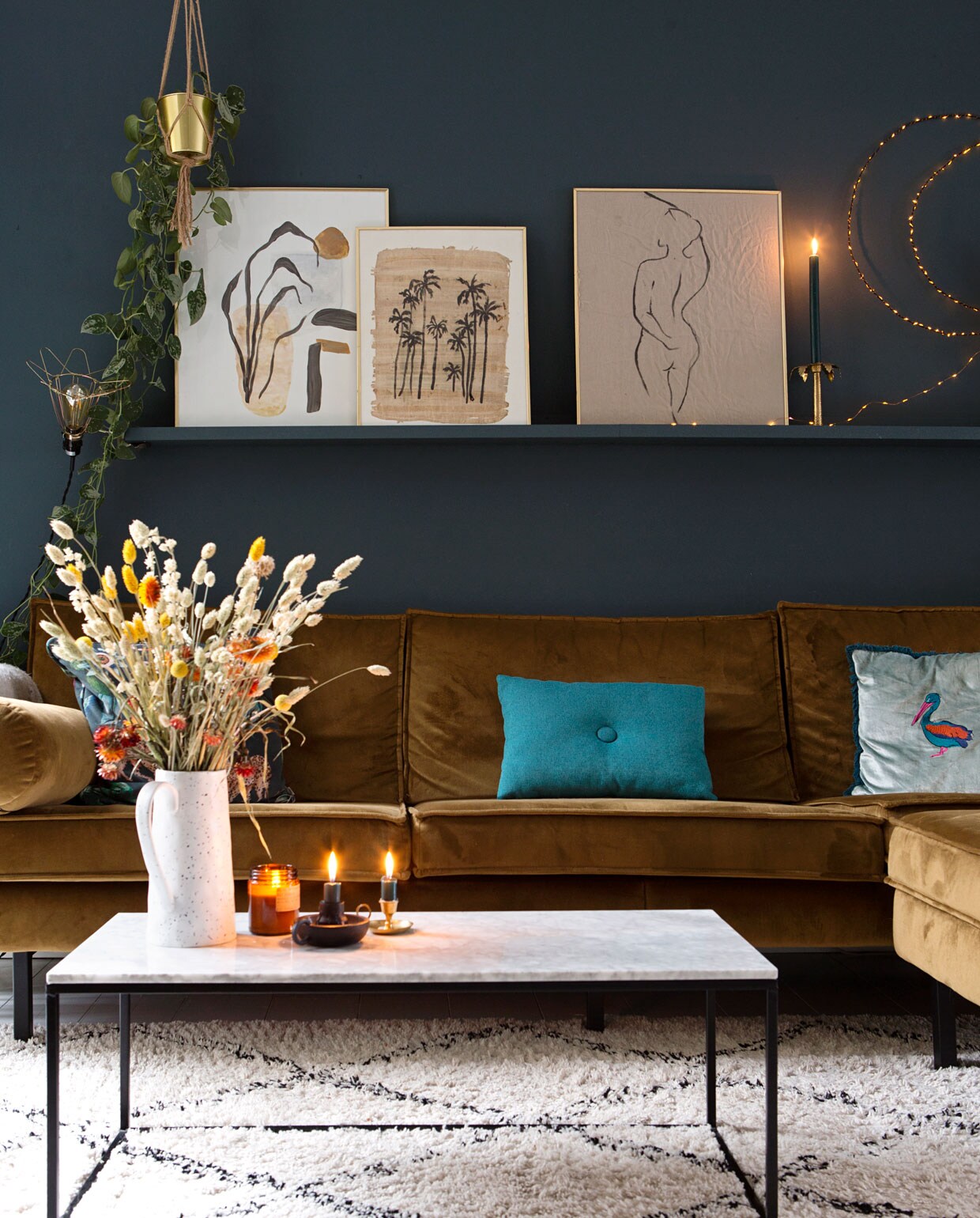 Salontafel Karwei, vaas Kwantum, lijsten op wandplank vintage, prints in lijsten gemaakt door Luka (te koop in haar webshop Luka Jacobs).