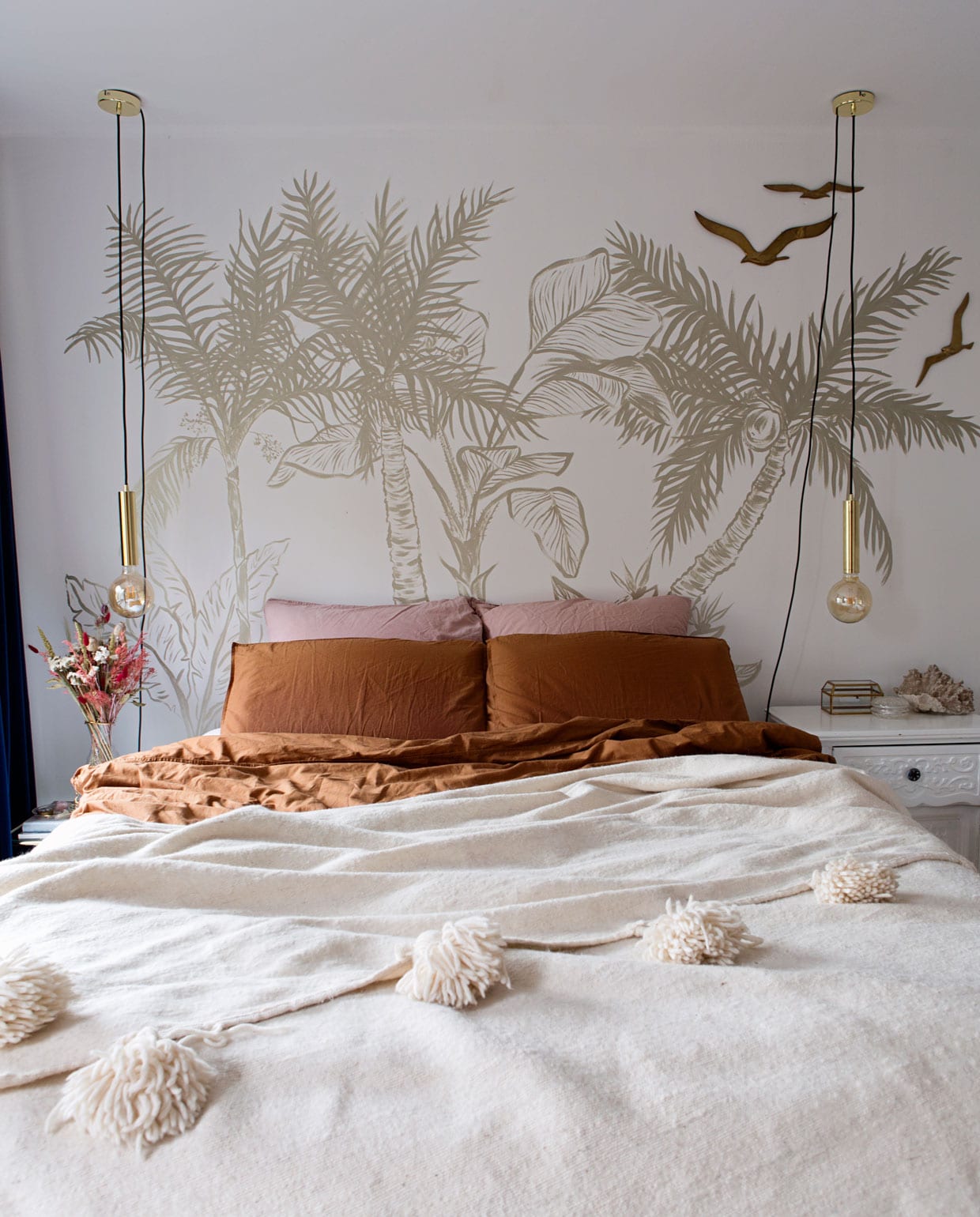 Hanglampen Karwei, muurschildering zelfgemaakt, messing wanddecoratie vogels Brabant Hallen, plaid met kwastjes El Ramla Hamra, beddengoed H&amp;M home, nachtkastje vintage.