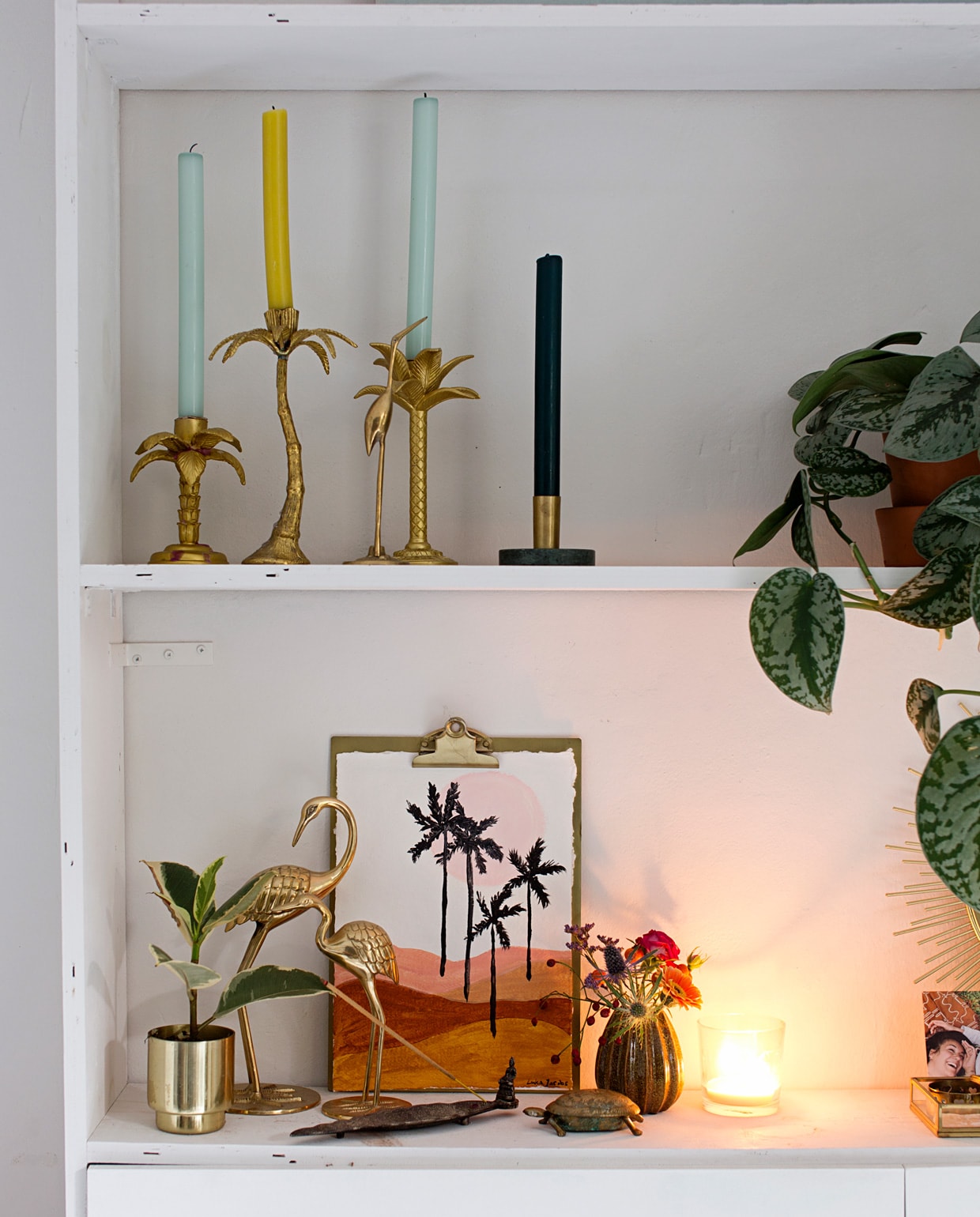 Kast zelfgemaakt, kandelaars &amp;Klevering en Flying Tiger, kraanvogels Zara Home, gouden potje H&amp;M home, schildpad SissyBoy.