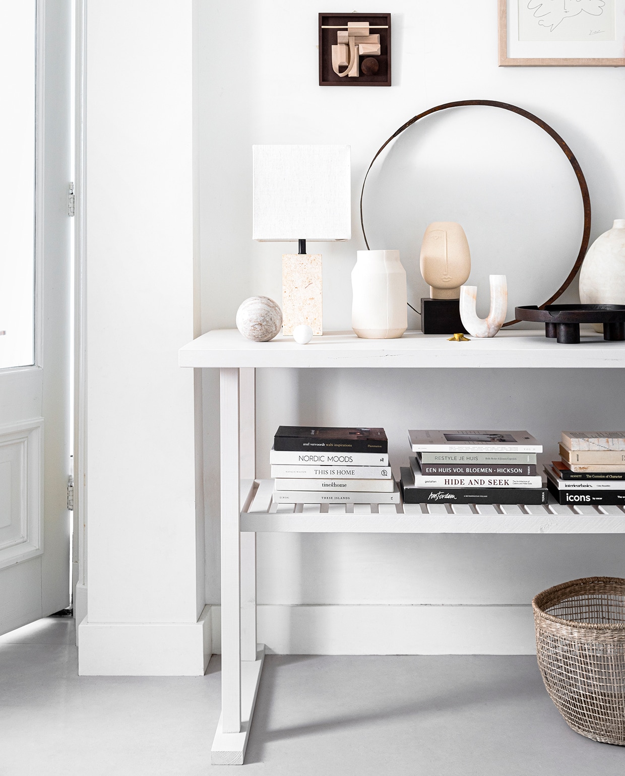Tafellamp, beige vaas (zarahome.com). Marmeren bol, keramieken beeld gezicht, donkerbruin mangohouten dienblad op poten (hm.com). Vierkant kunstwerk Takeshi (woodchcuk.nl). Gevlochten mand set van 3 maten (vtwonen.nl). Overig privébezit.