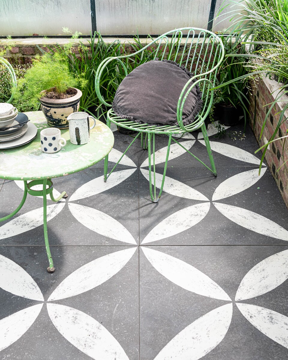 Tegel Solostone Belgian Stone Flower White, 70x70x3,2 cm.
