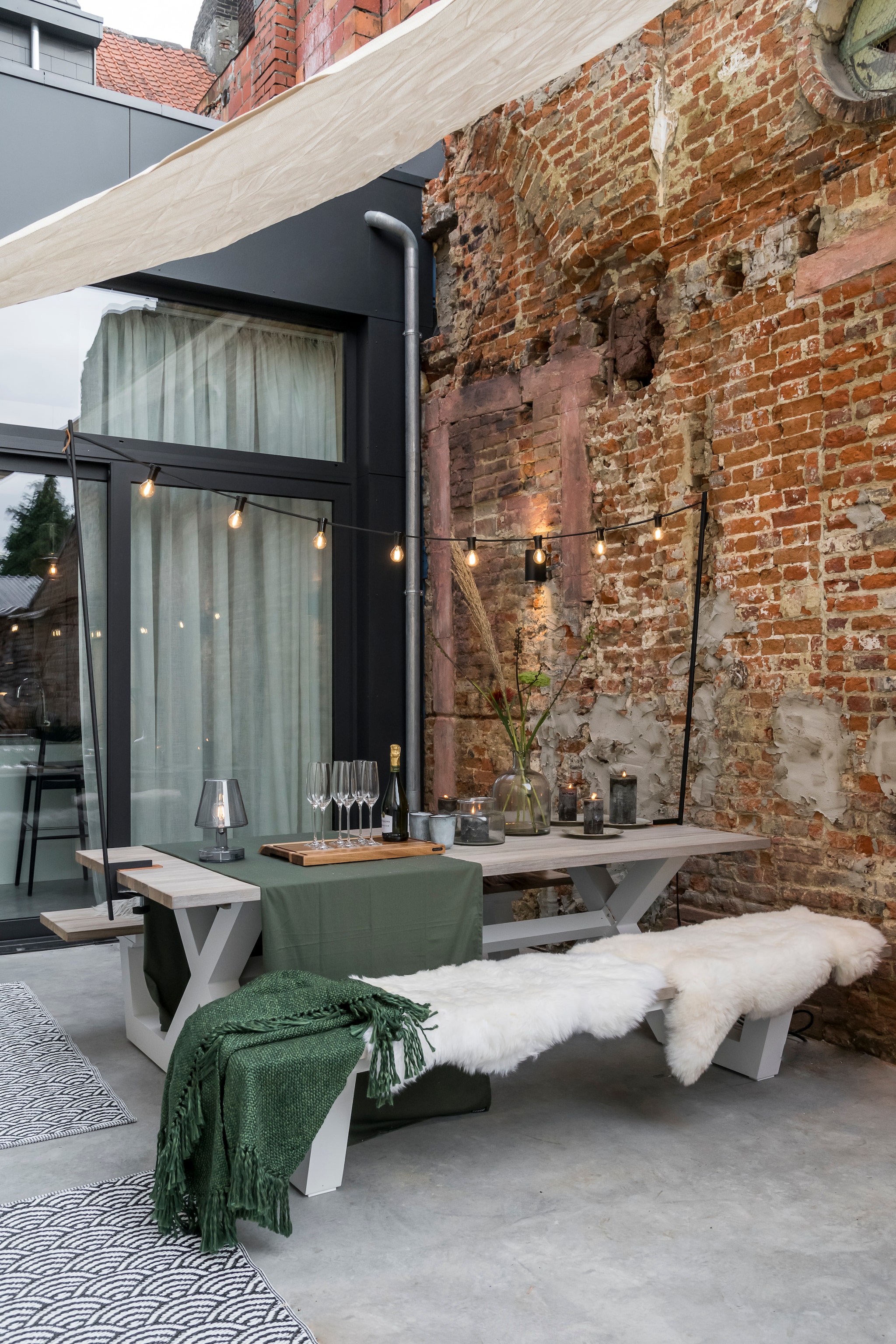 Tafellamp: Fatboy bij , ,  Lichtdak Light My Table: Vincent Sheppard bij , tafel: Jati &amp; Kebon bij  ,